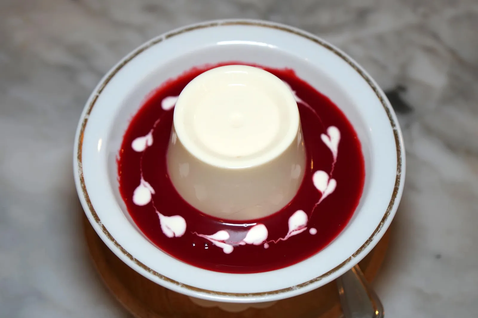 พานาคอตต้า (130) Panna Cotta ไม่น่าเชื่อว่าร้านอาหารไทยจะทำพานาคอตต้าออกมาได้ดีแบบนี้ เนื้อสัมผัสเนียนนุ่มกำลังพอดี ส่วนรสชาติออกแนวหวานเบาๆตัดกันกับรสเปรี้ยวของซอสเบอร์รี่ อย่าลืมเผื่อท้องเอาไว้ทานด้วย (13/20)