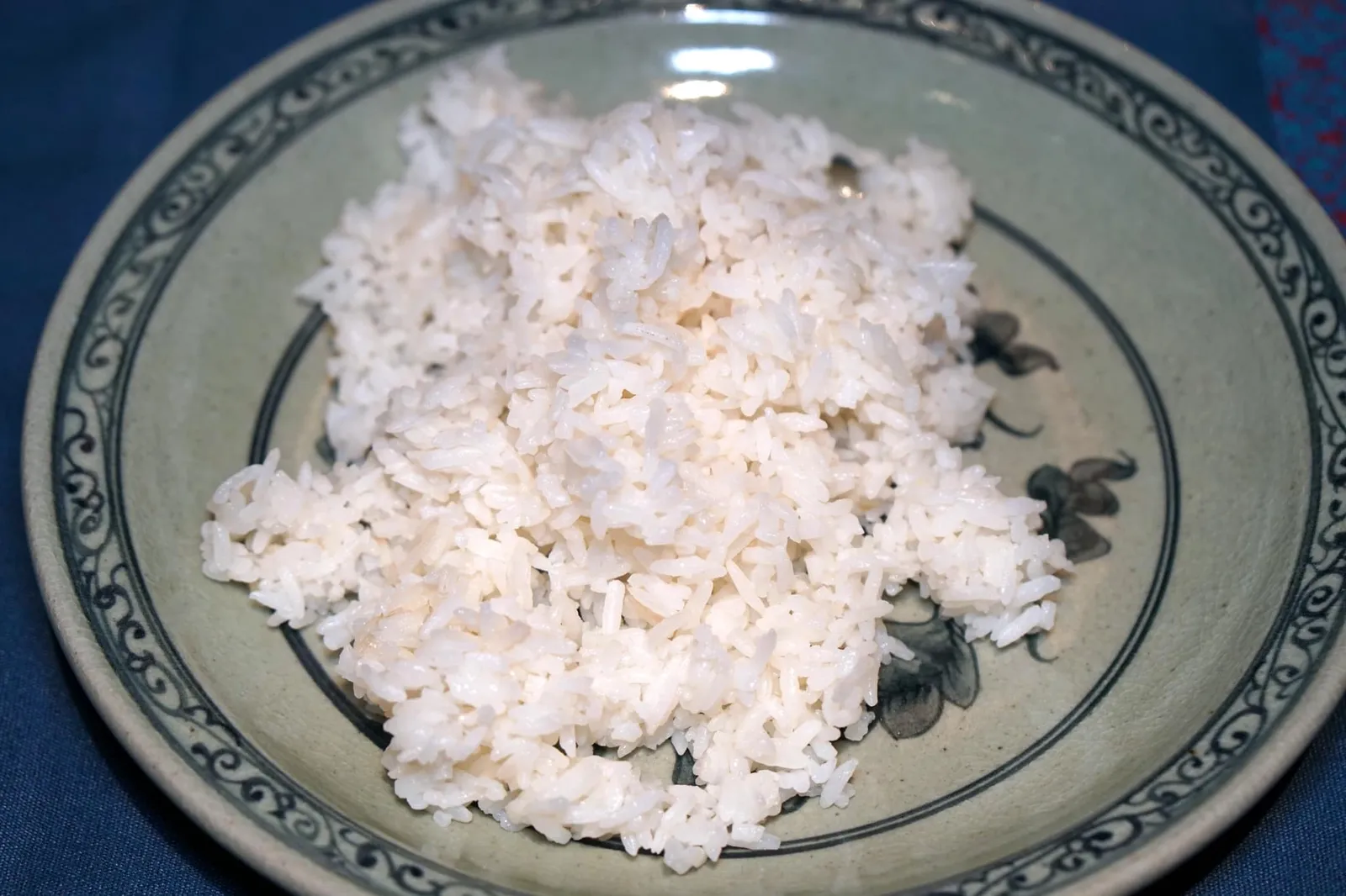 ข้าวหอมมะลิ (Complimentary) Steamed jasmine rice สำหรับข้าวหอมมะลิทางร้านจัดเสิร์ฟให้โดยไม่มีค่าใช้จ่ายเพิ่ม เติมได้เรื่อยๆ