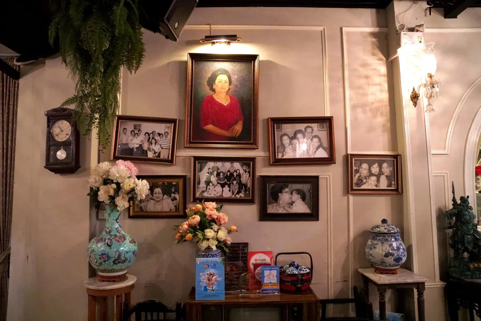 คุณคิม-ผธีรศักดิ์ ผลงาน เจ้าของร้านได้รวบรวมเมนูอาหารใต้ขึ้นชื่อเอาไว้มากมาย โดยมีแม่ครัวปรุงอาหารตามสูตรคุณแม่ลิ้นจี่ สมศักดิ์