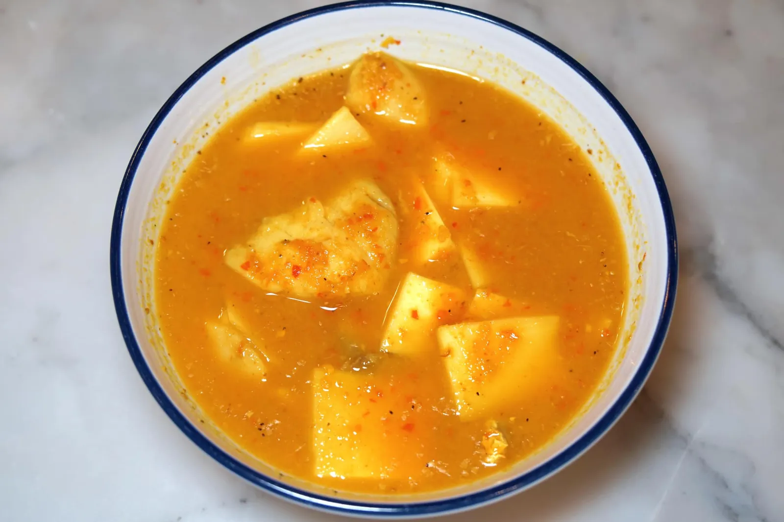 แกงส้มเนื้อปลากระพง (180) Sour Curry with Snapper แกงส้มภาคใต้จะทำออกมาแบบแกงเหลืองโดยใช้เครื่องแกงตำเองเนียนละเอียด รสชาติเผ็ดจัดจ้านนำรสอื่นๆ มีโปรตีนหลักคือเนื้อปลากระพงนุ่มๆไร้ซึ่งกลิ่นคาว ยอดมะพร้าวอ่อนกรอบตัดเนื้อสัทผัสกับเนื้อปลาได้อย่างพอดี ใครชอบทานเผ็ดรับรองไม่ผิดหวัง (14/20)