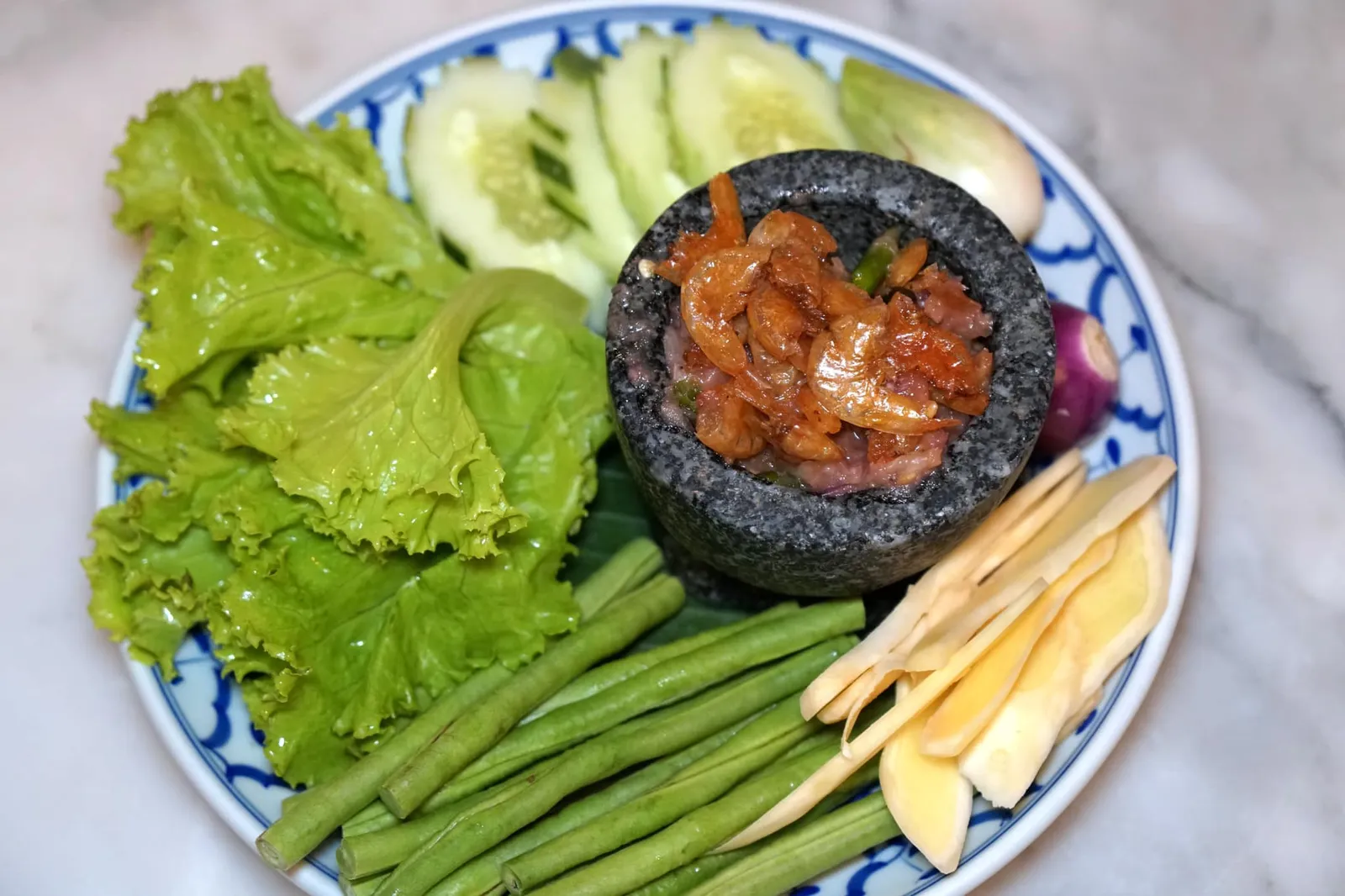 น้ำพริกกุ้งเสียบ (175) Spicy Shrimp Paste Dipping Sauce with Crispy Shrimps อีกหนึ่งเมนูที่ดีเลิศคือน้ำพริกกุ้งเสียบที่หาทานได้ยากในกรุงเทพ ความพิเศษคือรสชาติน้ำพริกทำเองที่มีทั้งเปรี้ยว หวาน เค็ม เผ็ด กลมกล่อมพอดี ตัวกุ้งเสียบกรอบ หอม ไม่เหนียวติดฟันเหมือนร้านทั่วๆไป ทานกับผักสดๆหลายชนิดที่หมดก็ขอเพิ่มได้ บอกเลยว่าจานนี้เรากวาดทานน้ำพริกจนหมดเกลี้ยงเลย (14/20)