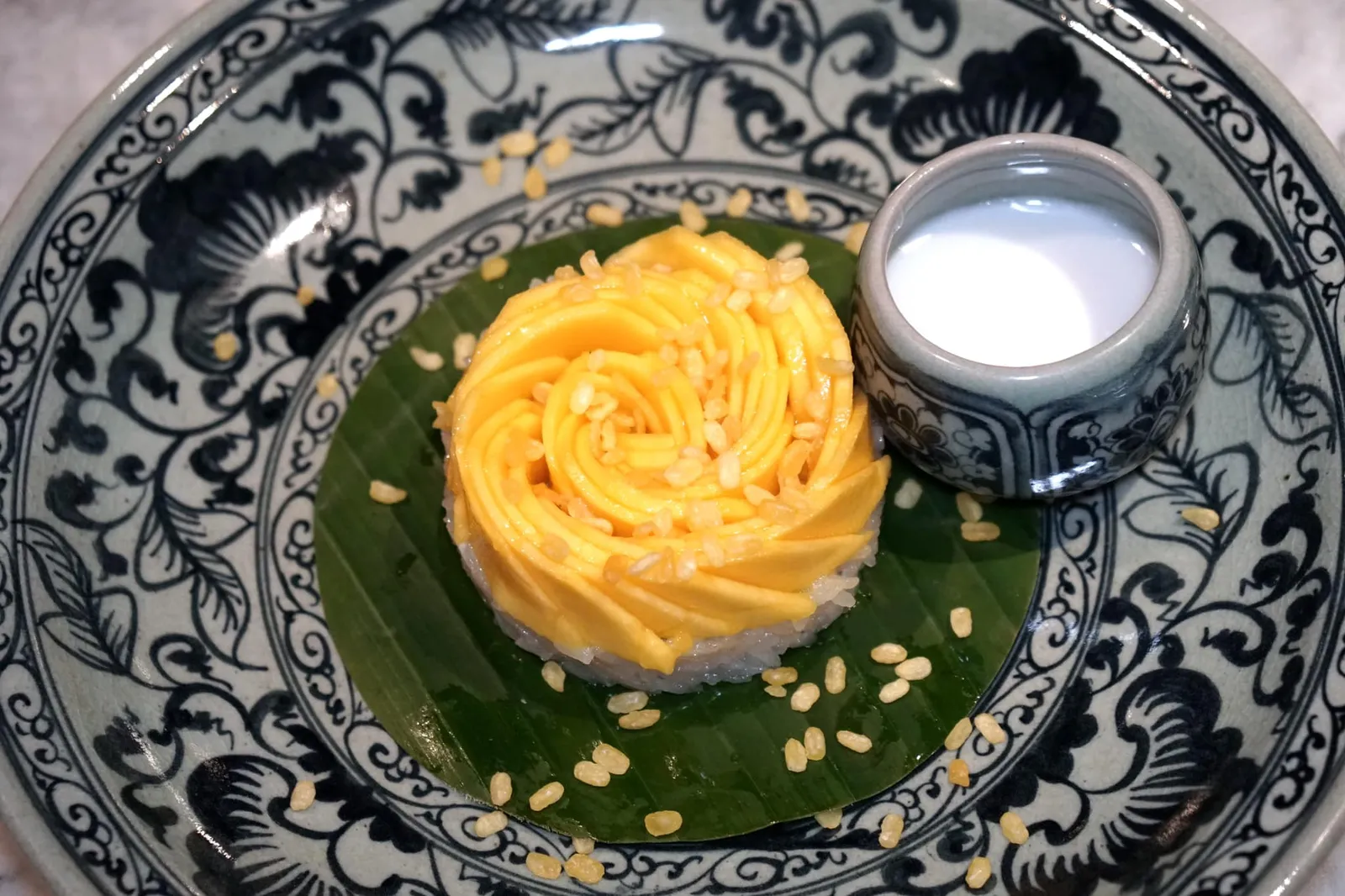 ข้าวเหนียวมะม่วง (320++) Thai mango and sticky rice with coconut cream ข้าวเหนียวมะม่วงที่นี่เชฟแล่มะม่วงสุกออกมาเป็นชิ้นบางๆจัดมาดูรูปทรงคล้ายดอกไม้สวยงามน่าทาน ด้านบนโรยด้วยถั่ว ด้านล่างเป็นข้าวเหนียวมูน ทานกับน้ำกะทิ รสชาติโดยรวมอยู่ในเกณฑ์มาตรฐาน (12/20)
