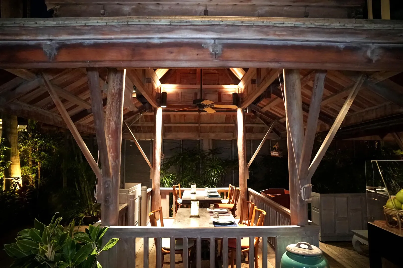 เมื่อเปิดสมุดเมนูออกดูจะพบว่าทางร้านแบ่งอาหารออกเป็นหลายหมวดแต่ขอย้ำว่าห้ามพลาดที่จะลองชิมเมนูในหมวด “ทิพย์ธาราติดล้อ” ซึ่งจะมีทีมเชฟเข็นรถมาปรุงอาหารกันให้ชมสดๆกันที่ข้างๆโต๊ะเช่น ยำส้มโอกุ้งเผา, ยำเนื้อย่าง, ต้มส้มปลาอินทรีย์ รวมไปถึงเมนูลายเซ็นอย่างฉู่ฉี่ล็อบสเตอร์ช่วยให้มื้ออาหารมีสีสันและน่าสนุกมากยิ่งขึ้น