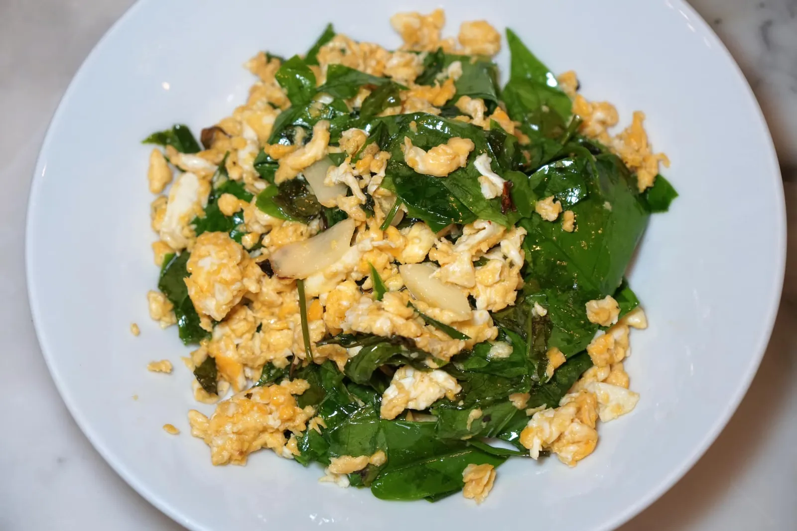 ใบเหลียงผัดไข่ (155) Stir Fried Melinjo Leaves with Egg มาร้านอาหารใต้ขอแนะนำให้ดับร้อนความเผ็ดด้วยเมนูใบเหลียงผัดไข่ ใบเหลียงที่นี่ยังมีความกรึบอยู่มาก ไม่นุ่มซะทีเดียว (ตรงนี้แล้วแต่คนชอบ) ผัดมากับไข่ในปริมาณที่ค่อนข้างเยอะจนอาจกลบเนื้อสัมผัสธรรมชาติของใบเหลียงไปบ้าง (12/20)