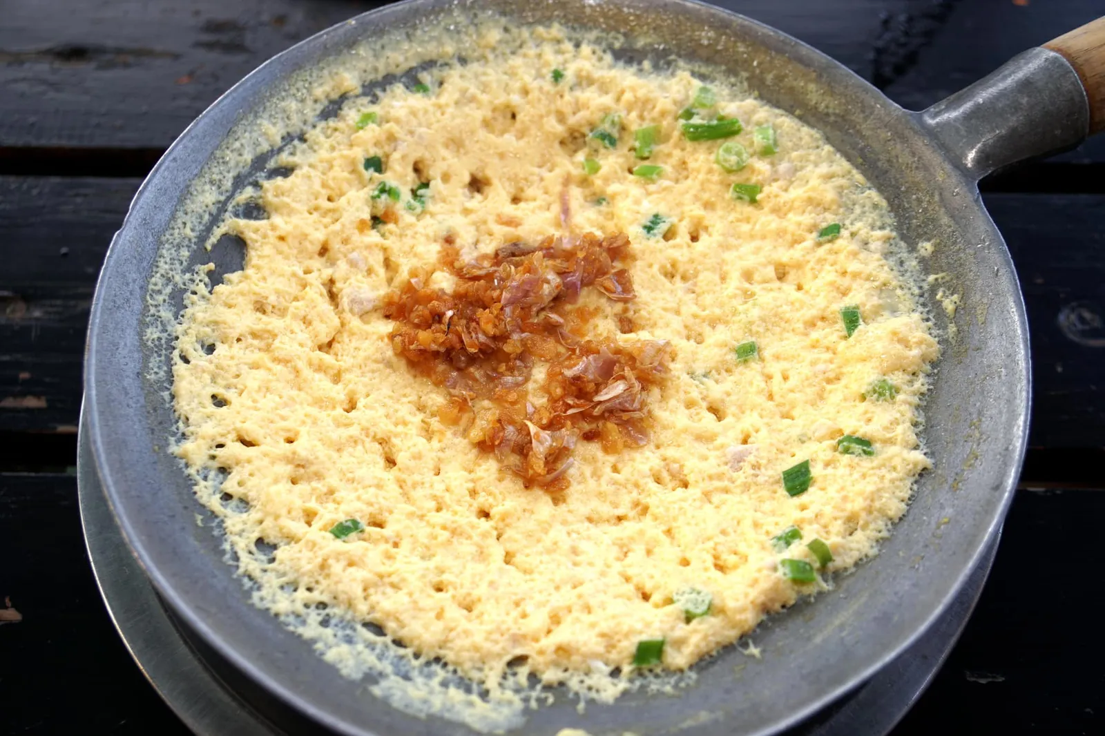 ไข่ตุ๋นหม้อไฟ (150) สุดท้ายคือเมนูไข่ตุ๋นหม้อไฟ เสิร์ฟมาหม้อใหญ่ ป้าตาเล่าว่ากว่าจะได้จานนี้ต้องเริ่มจากการทาน้ำมันหรือเนยในหม้อก่อน จากนั้นค่อยๆเติมไข่ที่ตีและปรุงรสเตรียมเอาไว้แล้วลงไป ระหว่างนั้นต้องใช้ส้อมขูดที่ขอบและก้นหม้อไม่ให้เกิดการไหม้ คนไปเรื่อยๆช้าๆจนกระทั่งไข่สุก อย่างไรก็ตามเราคิดว่ารสชาติไข่ตุ๋นหม้อนี้ออกจะเบาบางไปนิด (11/20)