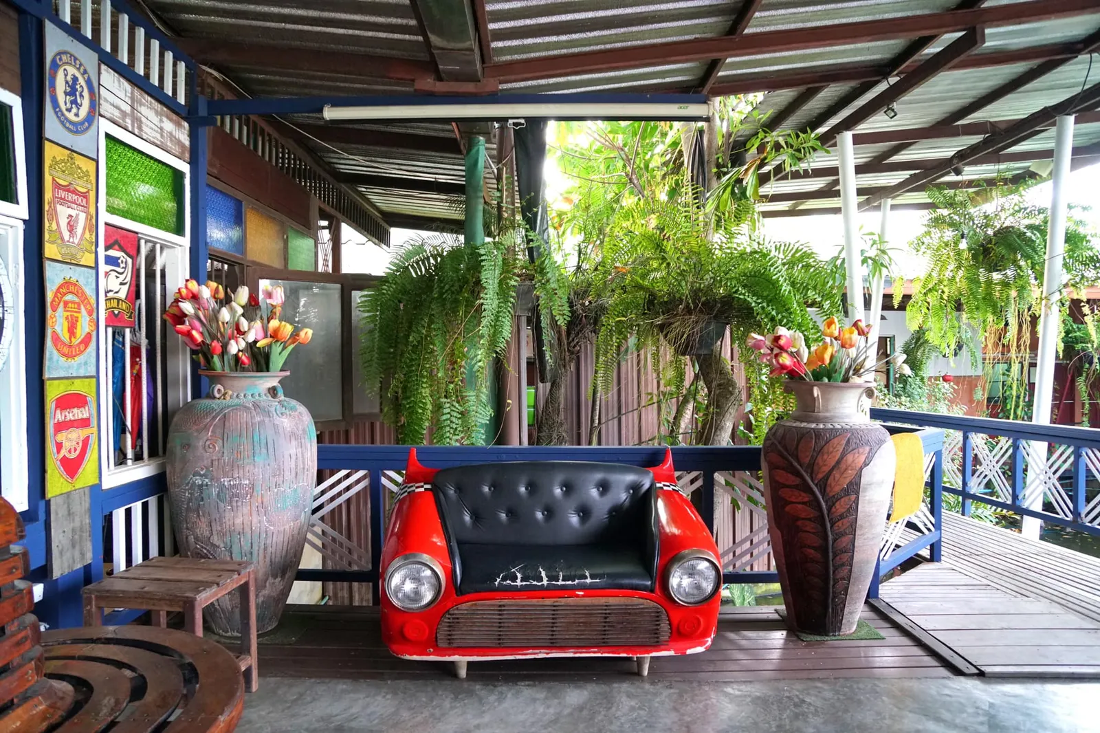 ด้านหลังมีห้องคาราโอเกะสำหรับคนที่มาเป็นกลุ่มและต้องการความเป็นส่วนตัว