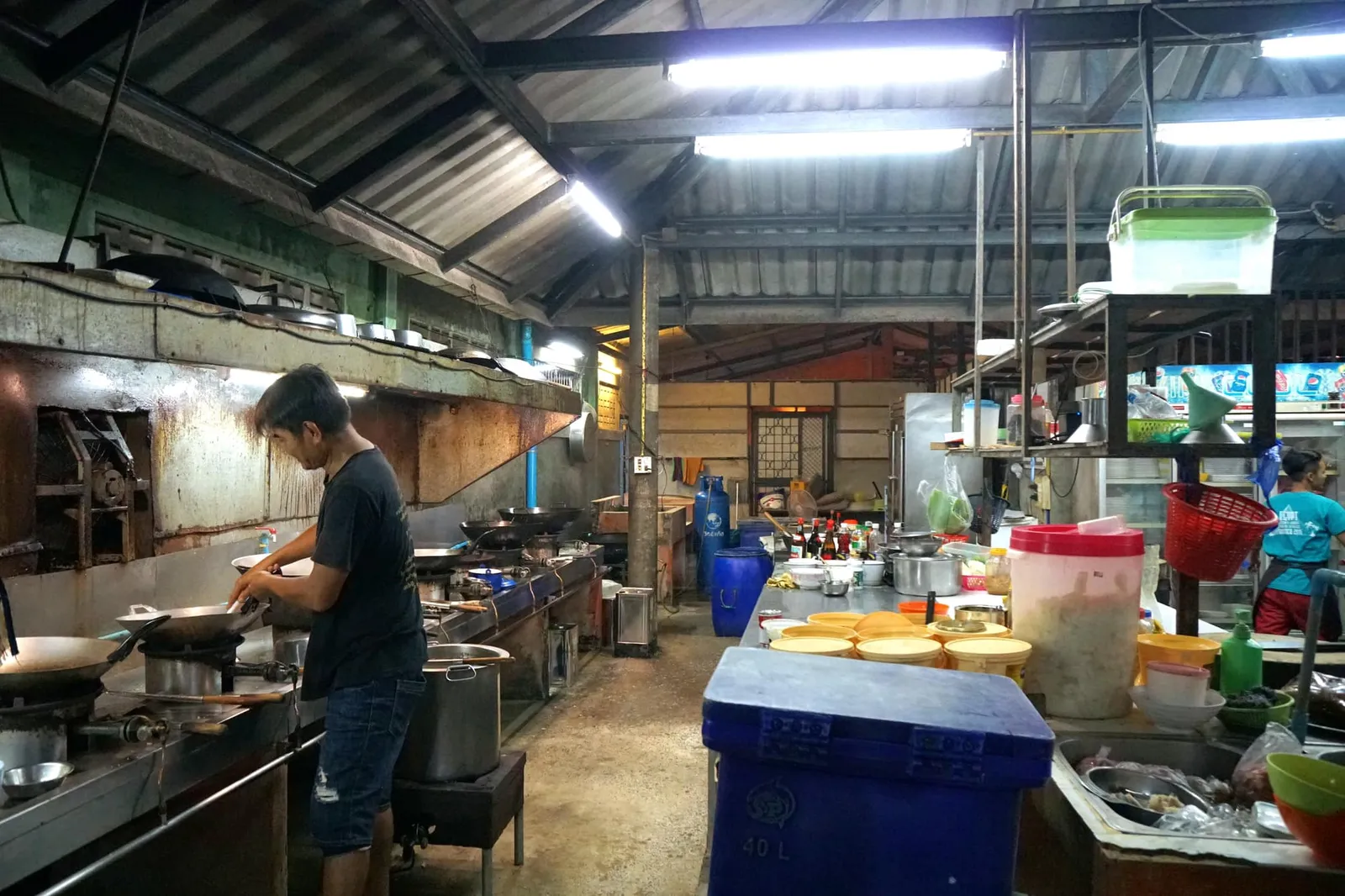 บรรยากาศภายในห้องครัวค่อนข้างสะอาดสอ้าน ในรูปคือผู้ช่วยของป้าตา
