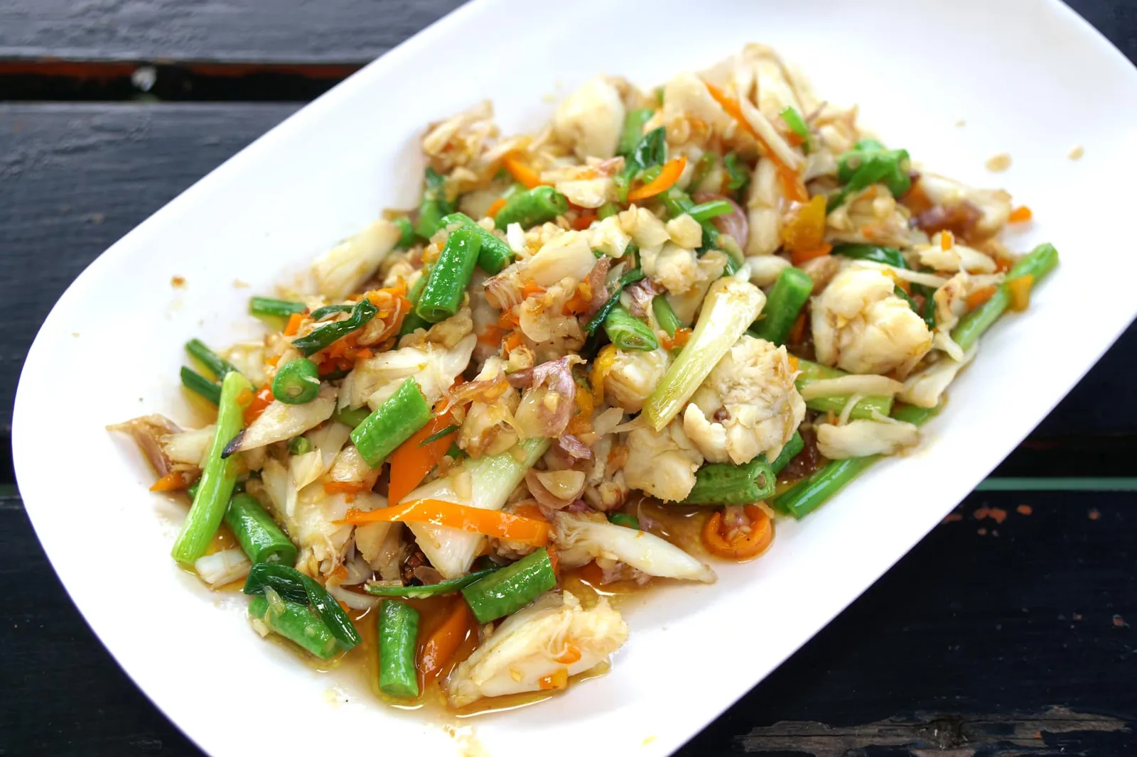 เนื้อปูก้อนผัดพริกเหลือง (350) เมนูนี้ป้าตาเล่าว่าทางร้านรับเนื้อปูก้อนมาสดๆในรูปแบบแกะมาพร้อมทาน ส่วนขั้นตอนการผัดได้มอบหมายงานให้ผู้ช่วยในครัวเป็นคนรับผิดชอบเมนูนี้ เนื้อปูก้อนสดมากๆสังเกตได้จากความหวานและกลิ่นหอมธรรมชาติของเนื้อปูแสดงออกมาอย่างเด่นชัด ผัดมากับพริกเหลือง ถั่วผักยาว และต้นหอม ตอนทานจะมีมิติทางเนื้อสัมผัสที่หลากหลาย ที่สำคัญไม่มีกลิ่นเหม็นเขียวของถั่วฝักยาวปนมาเลย อร่อยสมกับเป็นเมนูแนะนำจริงๆ (13/20)