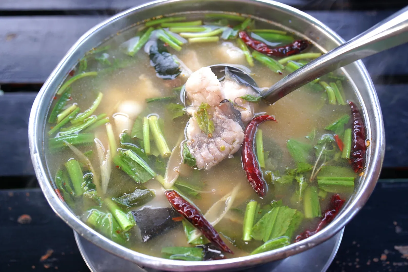ปลาคังต้มยำ (200) ป้าตาเล่าว่าเมนูปลาคังที่นี่การันตีความสดเพราะทางร้านมีชาวบ้านที่คอยจับปลาจากเขื่อนในจากจังหวัดกาญจนบุรีส่งตรงมาให้แบบวันเว้นวัน แต่ละตัวมีขนาดใหญ่กว่า 8 กิโลกรัม ส่งมาครั้งหนึ่งราวๆ 16-17 กิโลกรัม พอได้ยินว่าวันนี้ปลาเพิ่งมาส่งพอดีก็อดไม่ได้ที่จะสั่งเมนูเด็ดของร้านอย่างต้มยำปลาคังมาชิม ขั้นตอนการทำเริ่มจากการแล่เนื้อปลาออกเป็นชิ้นๆ จากนั้นนำไปสะดุ้งกับน้ำร้อนเพียงชั่วครู่ให้เนื้อปลาพอหดตัว จุดประสงค์เพื่อให้น้ำส่วนเกินและเมือกของปลาหลุดออกไป ไม่เช่นนั้นหากนำมาทำอาหารจะทำให้น้ำซุปมีสีขุ่นดูไม่น่าทาน น้ำซุปทำออกมารสชาติจัดจ้านถึงใจ มีครบทั้งเปรี้ยวหวานเค็มเผ็ด เนื้อปลาคังแน่นแต่ไม่แข็ง หนังเด้งแต่ไม่เละ ที่สำคัญคือแม้จะเป็นปลาน้ำจืดและป้าตาทำออกมาไร้ซึ่งกลิ่นคาว อร่อยชนิดหาใครเทียบได้ยากในระดับราคานี้เลยล่ะ (13/20)