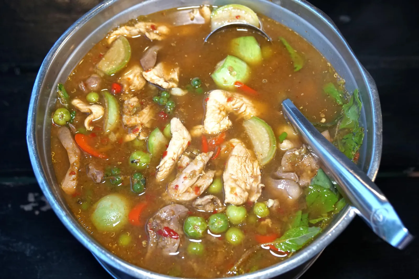 แกงป่าไก่บ้าน (150) ห้ามพลาดเมนูแนะนำประจำร้านอย่างแกงป่าโดยป้าตาแนะนำให้ใช้โปรตีนหลักเป็นปลาคังหรือไก่บ้านเท่านั้น เริ่มต้นจากการผัดพริกแกงจนหอมก่อน ถ้าเลือกไก่บ้านป้าตาจะใส่เนื้อไก่และเครื่องในลงไปด้วย จากนั้นใส่ผักและสมุนไพรสำหรับแกงป่าลงไปมีทั้งมะเขือเปาะ มะเขือพวง พริกแดง ถั่วฝักยาว ใบกระเพรา และวัตถุดิบสำคัญคือกระชายลงไปต้มจนสุก น้ำซุปทำออกมารสชาติเผ็ดจัดจ้าน มีความร้อนจากกระชายชนิดที่คนทานเผ็ดยังต้องเหงื่อตก เนื้อไก่นุ่มไม่สุกจนเกินไป มีอโรม่าและกลิ่นหอมของสมุนไพรเด่นชัดเจนมากๆ ถือเป็นเมนูที่เราประทับใจที่สุดในวันนี้ บอกเลยว่าอร่อยจนหาใครเทียบชั้นได้ยากในระดับราคานี้แล้วจริงๆ (14/20)