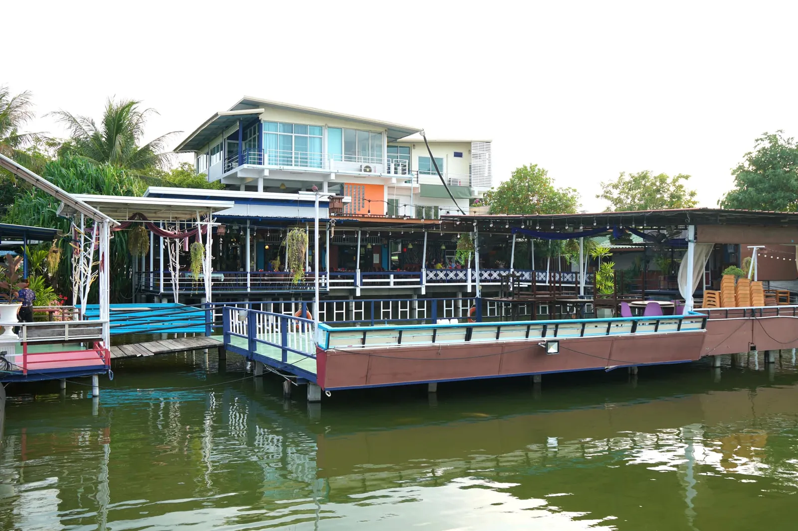 “บ้านริมบึง” เป็นจุดแวะพักชั้นเลิศสำหรับเพื่อนๆที่จัด One Day Trip มาเที่ยวจังหวัดนครปฐม รับรองว่าประทับใจกลับไปอย่างแน่นอน