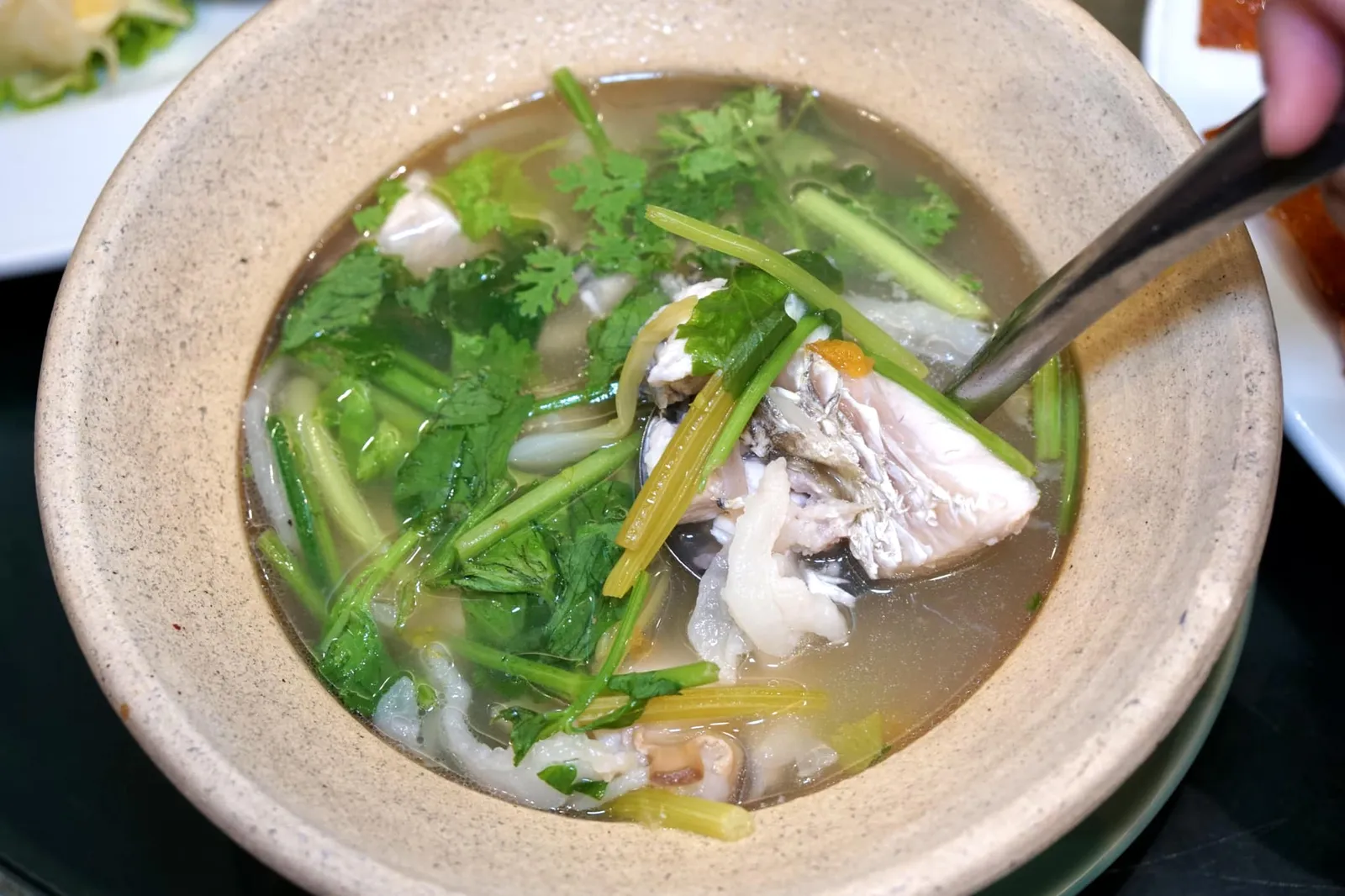 ปลากระพงต้มเกี้ยมบ๊วย (200) Boiled sea bass with Chinese plums เมนูนี้เชฟแบงค์แนะนำให้เราชิมเพื่อใช้ตัดเลี่ยนความมันของอาหารจีน ลูกค้าสามารถเลือกชนิดของปลาได้ นำไปต้มเกี้ยมบ๊วยแบบจีน รสชาติน้ำซุปออกเปรี้ยวนิดๆจากบ๊วยจีน เสริมด้วยความเผ็ดเบาๆในระดับที่คนไทยตักทานได้เรื่อยๆ เนื้อปลาดีในระดับที่ควรจะเป็น ลแงะไม่มีกลิ่นคาวใดๆ (12/20)