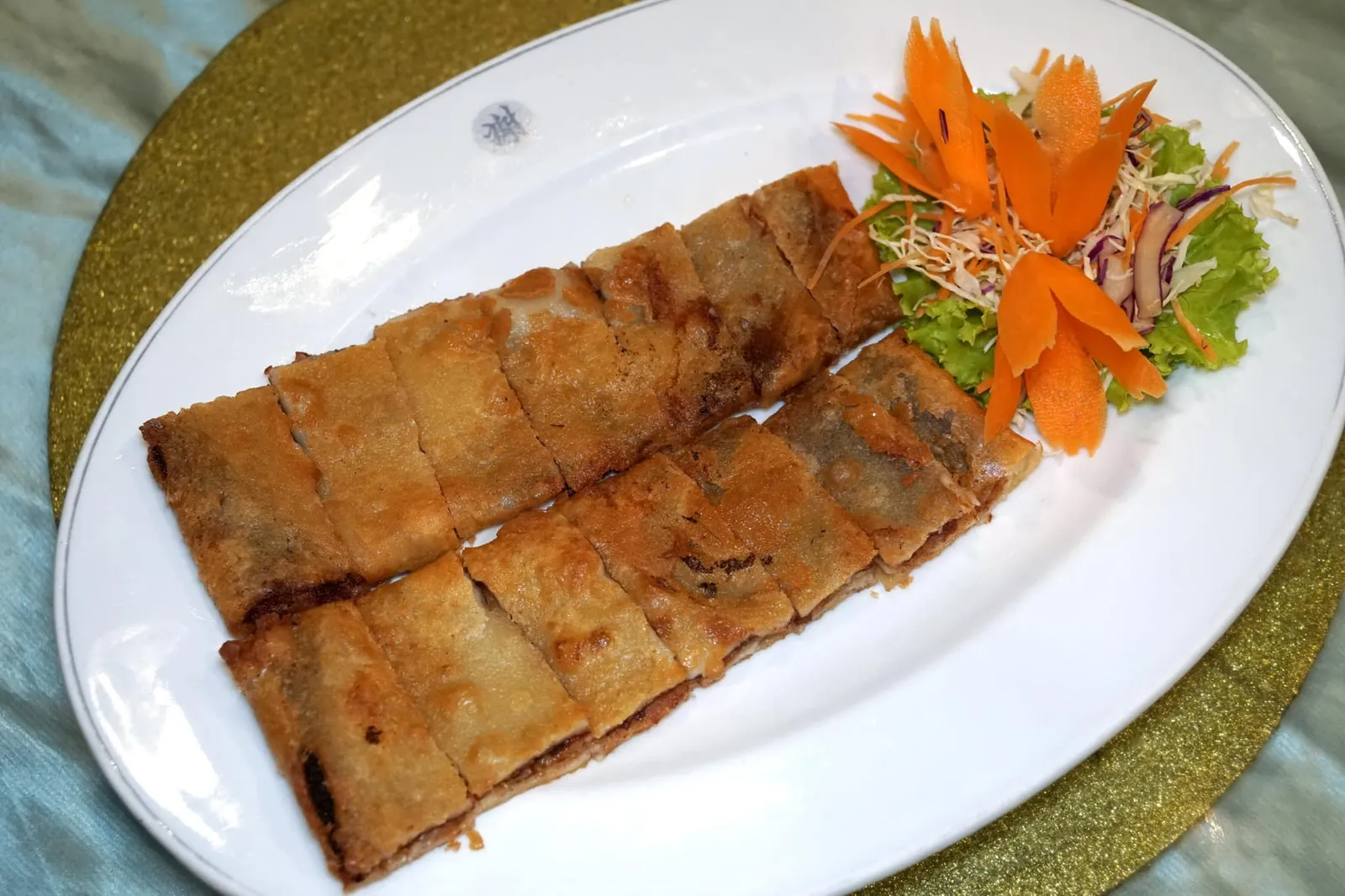 พุทราทอด (250) Deep fried stuffed jujube ปิดท้ายด้วย “วอแป๋ง” หรือพุทราจีนทอดรสชาติมาตรฐาน แป้งด้านบนทอดออกมาไม่อมน้ำมัน ไม่กรอบและไม่นิ่มจนเกินไป เนื้อพุทราตรงกลางนุ่ม ไม่มีกลิ่นเฉพาะตัวชัดเหมือนเชฟคนจีนทำซึ่งคนไทยบางคนอาจไม่ชอบ ที่สำคัญคือ Portion ที่เสิร์ฟมาใหญ่พอจะทานได้ 3-4 คน (12/20)