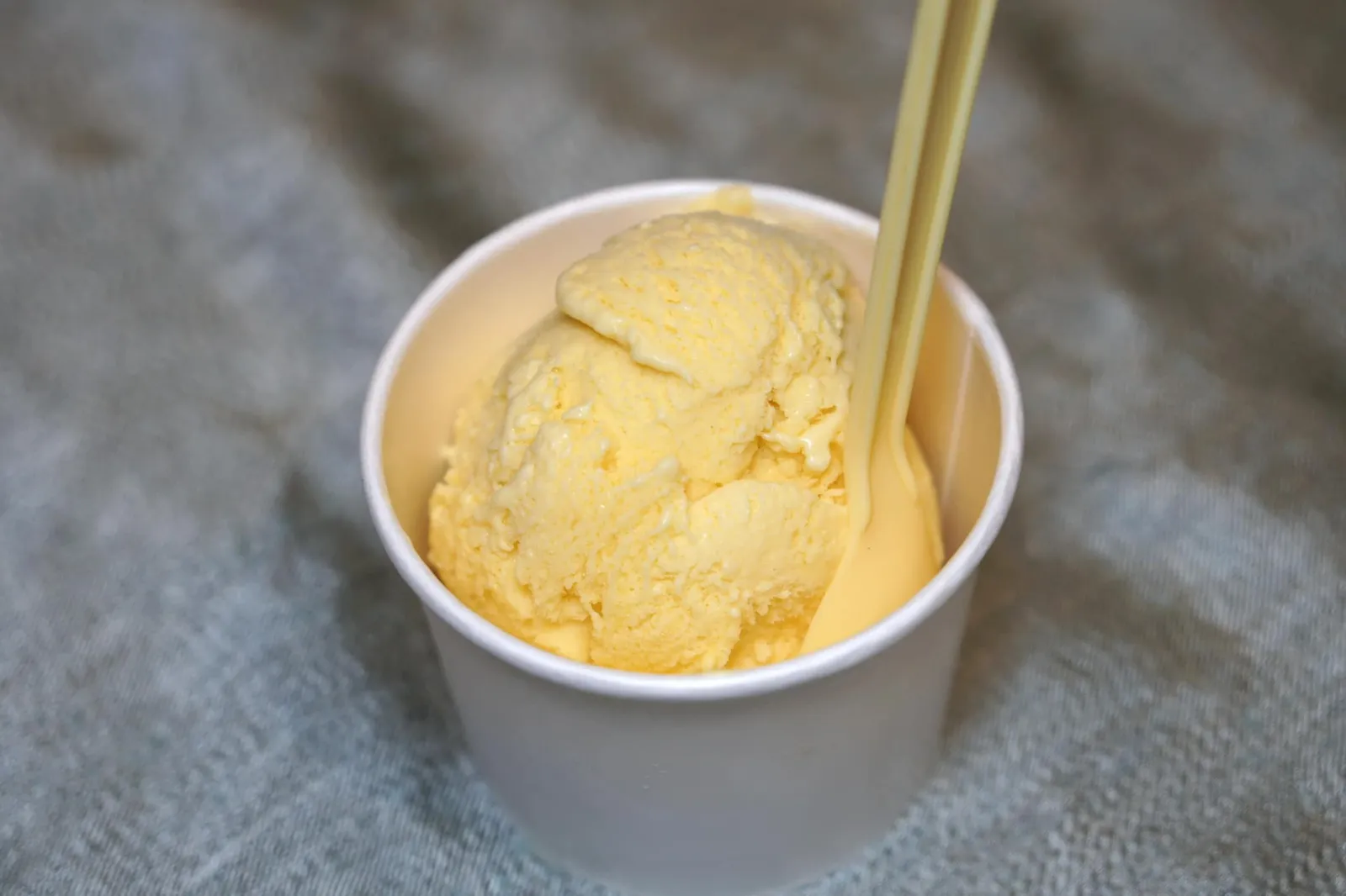 ไอศกรีมทุเรียน (Complimentary) ก่อนเข้าสู่ขนมเชฟนำไอศกรีมทุเรียนหมอนทองมาเสิร์ฟให้เราทุกคนลองชิมกัน