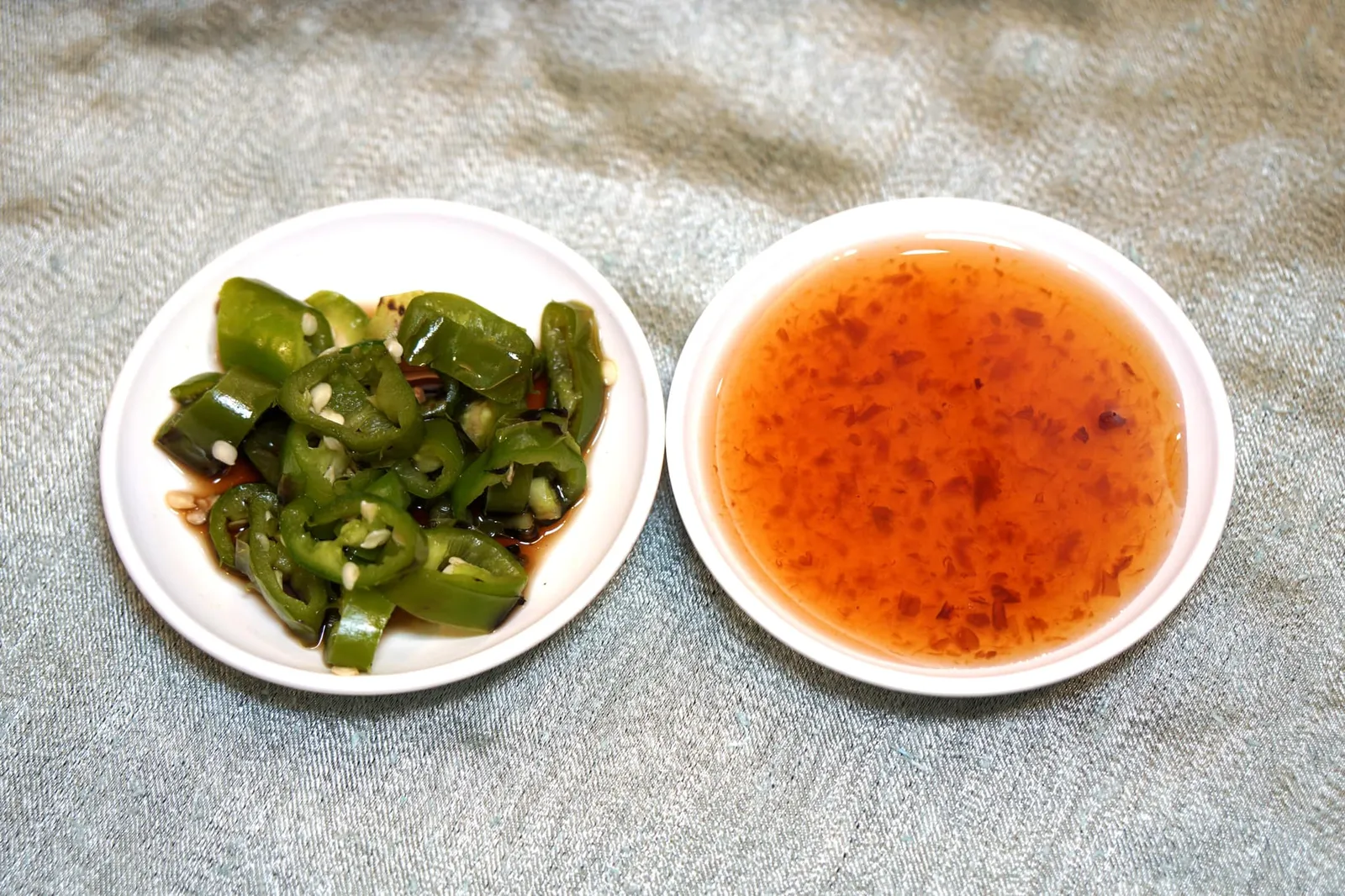 น้ำพริกหนุ่มย่าง (Complimentary) แนะนำให้ทานเห็ดหูหนูผัดไข่กับน้ำพริกหนุ่มย่างเพื่อตัดความมันเข้ากันได้ดีสุดๆ