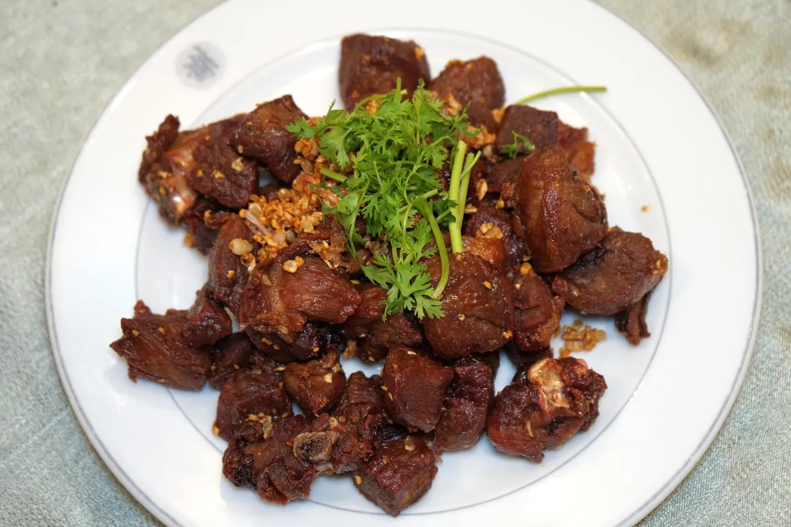 เนื้อเป็ดทอดกระเทียม (3rd Course) Deep-fried duck meat with garlic ยังไม่หมดเพียงเท่านั้นเพราะคอร์สที่ 3 ทางร้านนำเสนอเนื้อเป็ดทอดกระเทียม โรยด้วยกระเทียมเจียวกรอบ ไม่อมน้ำมัน (12/20)