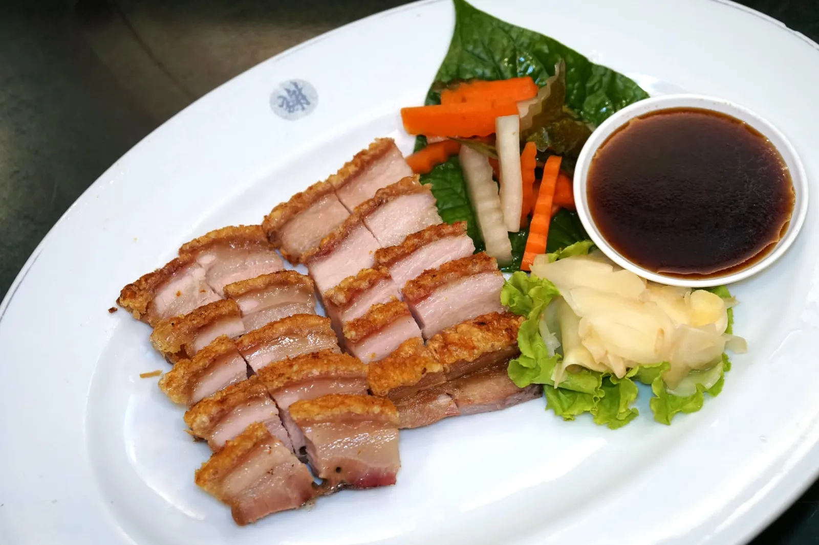 หมูกรอบเจี่ยท้งเฮง (200) Crispy pork Hong Kong style หมูกรอบที่นี่ทำออกมาในสไตล์ฮ่องกงโดยการนำไป slow cooked นานถึง 8 ชั่วโมงจนเนื้อด้านล่างนุ่ม ส่วนชั้นไขมันยังคงมีความฉ่ำอยู่ จากนั้นจะนำไปอบแล้วพักเอาไว้จนกระทั่งก่อนเสิร์ฟจะนำมาทอดอีกครั้งจนผิวด้านบนกรอบ ทานเปล่าๆก็อร่อยแล้วแต่ขอแนะนำอย่างมากให้เติมซอสลงไปเล็กน้อยให้มีรสหวานปนเค็มนิดๆ ช่วยตัดความมันไม่ให้เด่นจนเกินไป เชฟแบงค์ยังบอกอีกว่าเมนูนี้คิดแล้วแทบจะไม่ได้กำไรหรืออาจจะขาดทุนในบางช่วงด้วยซ้ำเพราะเนื้อหมูเดี๋ยวนี้ราคาแพงมาก แต่ทางร้านตัดสินใจไม่ขึ้นราคาเพื่อรักษามาตรฐานอาหารรสชาติดีราคาไม่แพงเอาไว้ ขอคารวะเชฟจากใจเลยจริงๆ (13/20)