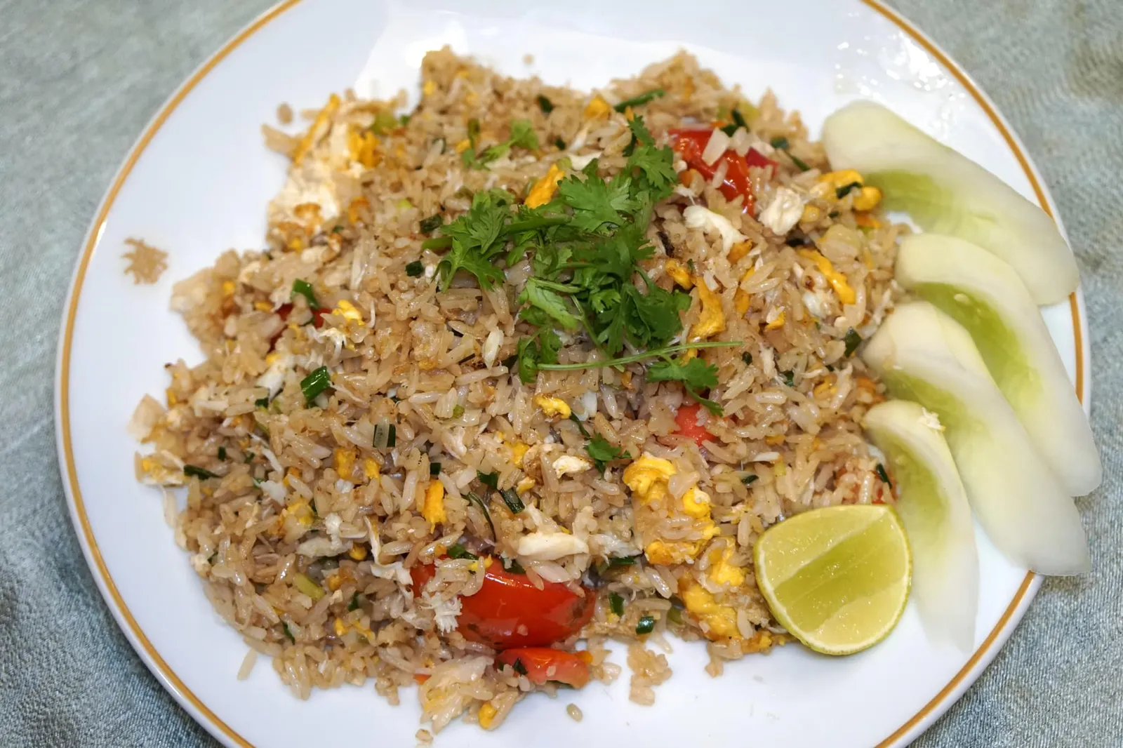 ข้าวผัดปู จานกลาง (120) Fried rice with crab ปิดท้ายด้วยเมนูง่ายๆอย่าง “ข้าวผัดปู” ที่มีความร่วนอยู่กึ่งกลางระหว่างอาหารจีนแท้ๆกับข้าวผัดปูแบบไทย คือจะไม่นุ่มหรือฉ่ำเหมือนข้าวผัดปูตามร้านอาหารไทยทั่วไป แต่ก็จะไม่ร่วนและแห้งจนบางคนอาจรู้สึกฝืดคอแบบร้านอาหารจีนแท้ๆ เนื้อปูที่ให้มาถือว่าเหมาะสมกับราคา 120 บาท ถือว่าน่าประทับใจเทียบกับราคาที่ตั้งเอาไว้เลยล่ะ (12/20)