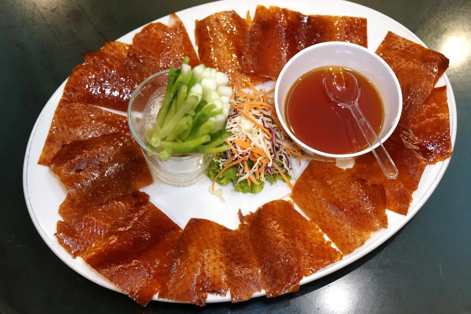 เป็ดปักกิ่ง (เจี่ยท้งเฮงสไตล์) (800) Pei Jing duck - special จานที่ไม่สั่งถือว่ามาไม่ถึงร้านเจี่ยท้งเฮงคือ “เป็ดปักกิ่ง” เพราะเป็นเมนูที่ใช้เทคนิคของเชฟสูงมากและทำเสิร์ฟแบบ by order ทุกตัว ขั้นตอนเริ่มต้นจากการนำเป็ดขนาดกลางทั้งตัวลงไปทอดในน้ำมันเดือดเพื่อให้หนังสุกโดยเร็วและกรอบ ส่วนชั้นเนื้อด้านล่างจะยังไม่สุกดีนัก จากนั้นนำไปแล่เป็นแผ่นบางๆโดยขั้นตอนนี้ต้องไม่มีชั้นไขมันและกล้ามเนื้อติดมาด้วย … มาถึงตรงนี้เราแอบทึ่งกับเชฟเหมือนกันเพราะภัตตาคารในโรงแรมหรูที่กรุงเทพซึ่งมีราคาสูงกว่านี้เท่าตัวก็ยังมีจุดพลาดให้เห็นได้กันได้บ่อยๆ แอบกระซิบว่าใครมาช่วงฤดูท่องเที่ยวอยากให้โทรมาจองเป็ดก่อนเข้ามาทานเพราะทางร้านเตรียมเอาไว้ไม่เยอะนักต่อวัน (14/20)