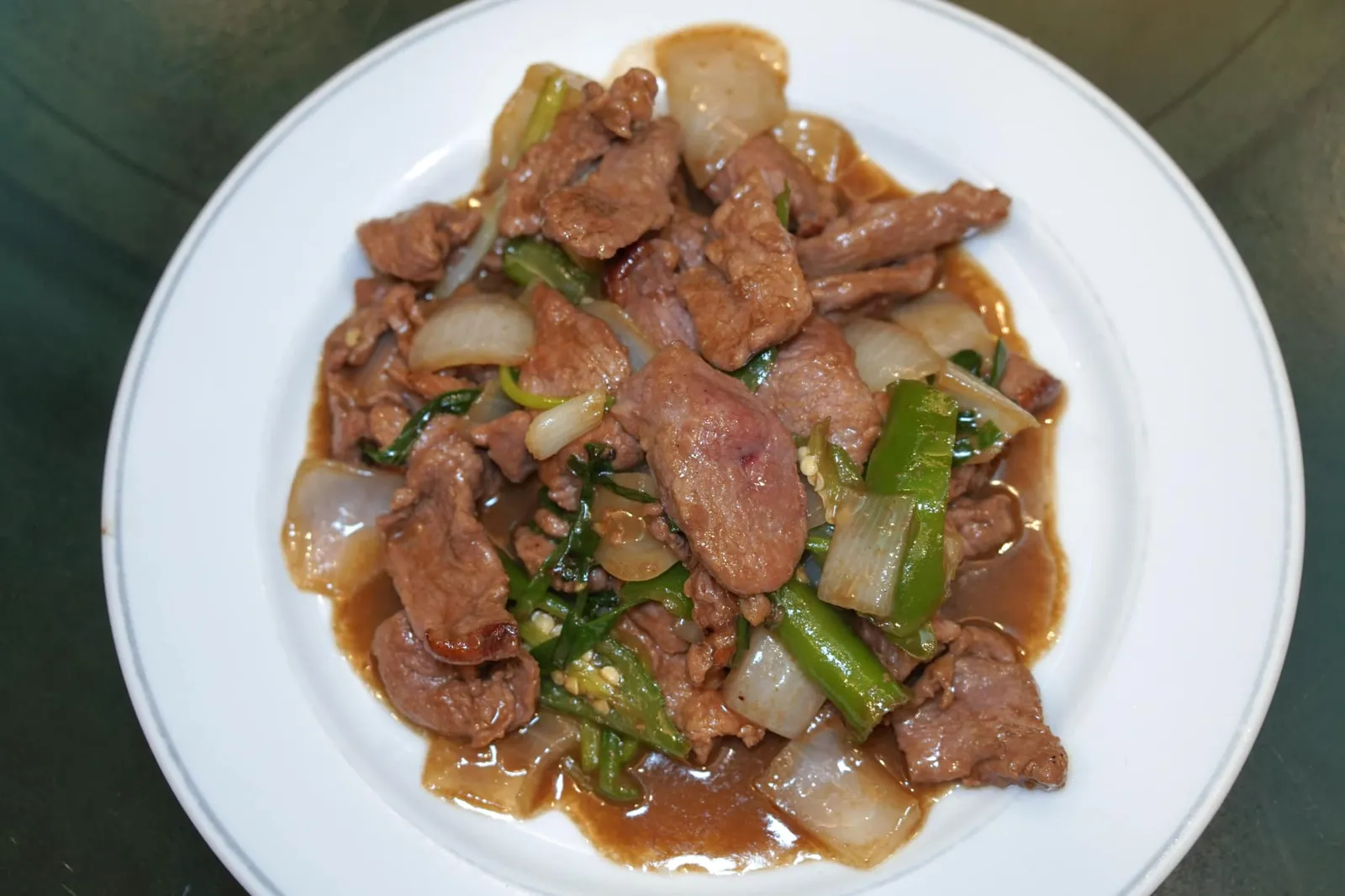 เนื้อเป็ดผัดพริกไทยดำ (2nd Course) Duck meat fried with black pepper ส่วนเนื้อเป็ดลูกค้าสามารถเลือกนำไปทำคอร์สที่ 2 ได้อีกโดยในวันนี้เราเลือกนำไปผัดกับพริกไทยดำ เชฟผัดออกมาได้นุ่มพอประมาณ รสชาติไม่ซับซ้อน แต่เราต้องบอกไว้ก่อนว่าจานเนื้อเป็ดจากเป็นปักกิ่งนั้นถือเป็นแค่ผลพลอยได้คือจะไม่ได้นุ่มเหมือนเนื้อเป็ดปกติเพราะผ่านขั้นตอนการใช้ความร้อนสูงจากการทำให้หนังเป็ดสุกและกรอบนั่นเอง (12/20)