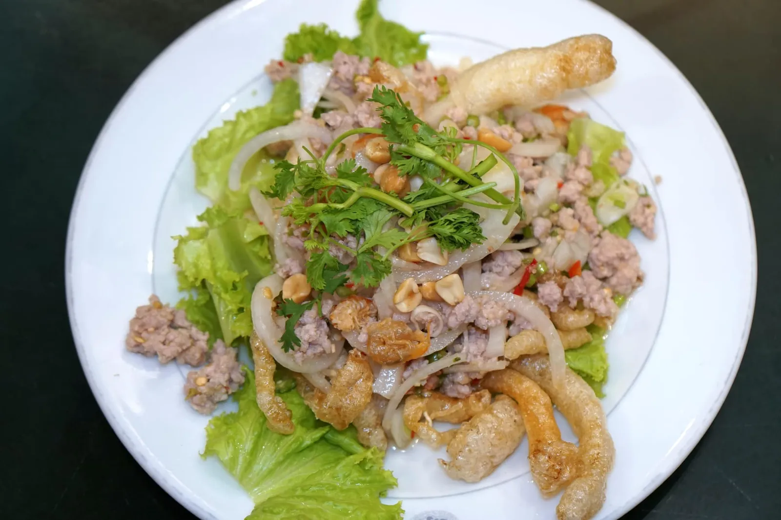 ยำกระเพาะปลา (150) Fried fish's stomach salad Thai style, hot and sour flavour หลังทานจานนี้เสร็จบอกเลยว่าไม่น่าจะมีร้านที่ทำเมนูกระเพาะปลาได้ดีขนาดนี้แล้วขายในราคาเพียง 150 บาทอยู่แล้วในเมืองไทย เชฟใช้กระเพาะปลาคุณภาพระดับกลาง (แต่คุ้มค่ากับราคานี้มากๆ) ไปผัดกับหมูสับ ถั่วลิสงกรอบ และหอมใหญ่ ตัวน้ำยำทานแล้วมีรสชาติเหมือนยำบ้านเราคือเปรี้ยวหวานเค็มเผ็ด บาลานซ์กลมกล่อมมากๆ ทั้งยังมีความกรอบของกระเพาะปลาและหอมใหญ่ตัดกันกับความนุ่มของหมูสับได้อย่างเพอร์เฟค ขอจิ้มเลยว่าใครมาที่นี่ จานนี้ที่ราคานี้จัดว่าเด็ดจริงๆ (13/20)
