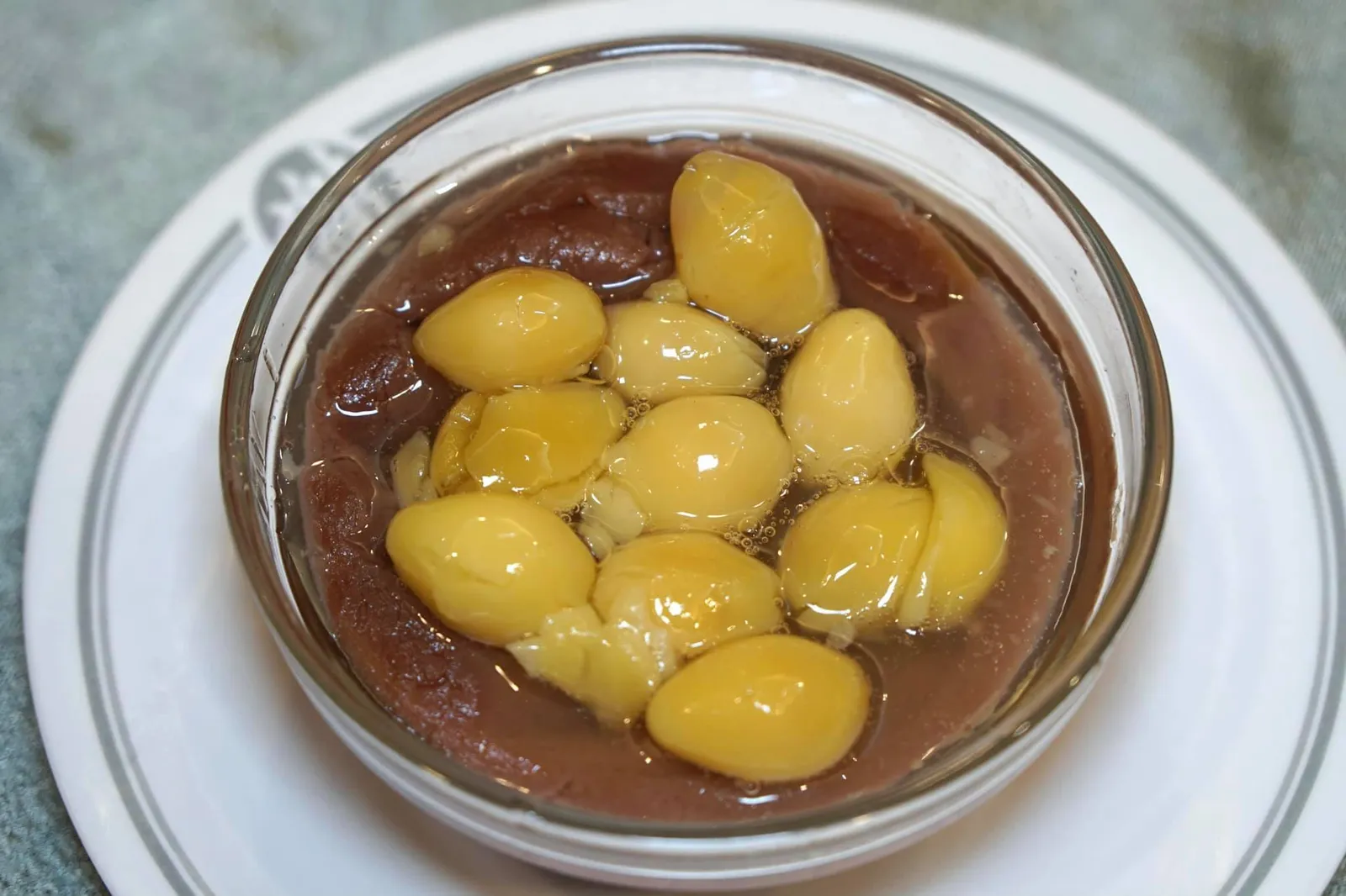 โอวนี่แปะก๊วย (50) Sweet yellow nuts with taro paste สำหรับ “โอวนี่แปะก๊วย” เชฟเลือกที่จะไม่ผ่าแปะก๊วยออกแต่เลือกที่จะแทงเอาไส้ตรงกลางออกพอให้มีรสขมนิดๆคงเอกลักษณ์ของวัตถุดิบชนิดนี้เอาไว้ ด้านล่างเป็นเผือกที่ผ่านการกวนด้วยไฟอ่อนๆจนนุ่ม ละเอียด มีรสหวานกำลังดี ปิดท้ายมื้ออาหารได้ดีมากๆ (12/20)
