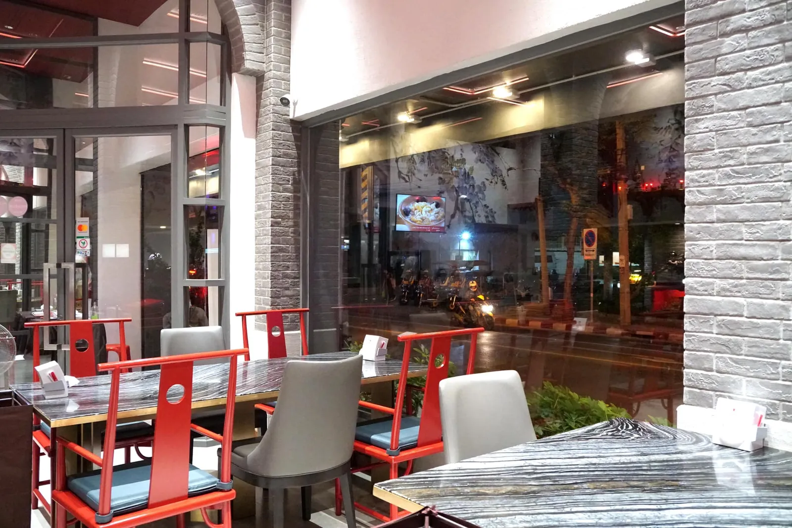 อาหารที่นี่ปรุงขึ้นตามสูตรของเจ้าของร้านรุ่นแรกคุณพิชัยและคุณจิตรา เหล่านักชิมรุ่นเก๋าต่างรู้ดีว่าเมนูขึ้นชื่อของร้านต้องยกให้กับ “ปูผัดผงกะหรี่” อาหารจานเด็ดที่ใช้เนื้อปูหรือปูทะเลทั้งตัวตามสั่งนำลงผัดกับไข่ ต้นหอม พริกซอย และผงกะหรี่จนได้ออกมาเป็นเมนู Fried Curry Crab ที่ดีที่สุดในทวีปเอเชียจากการจัดอันดับของสื่อหลายแห่ง