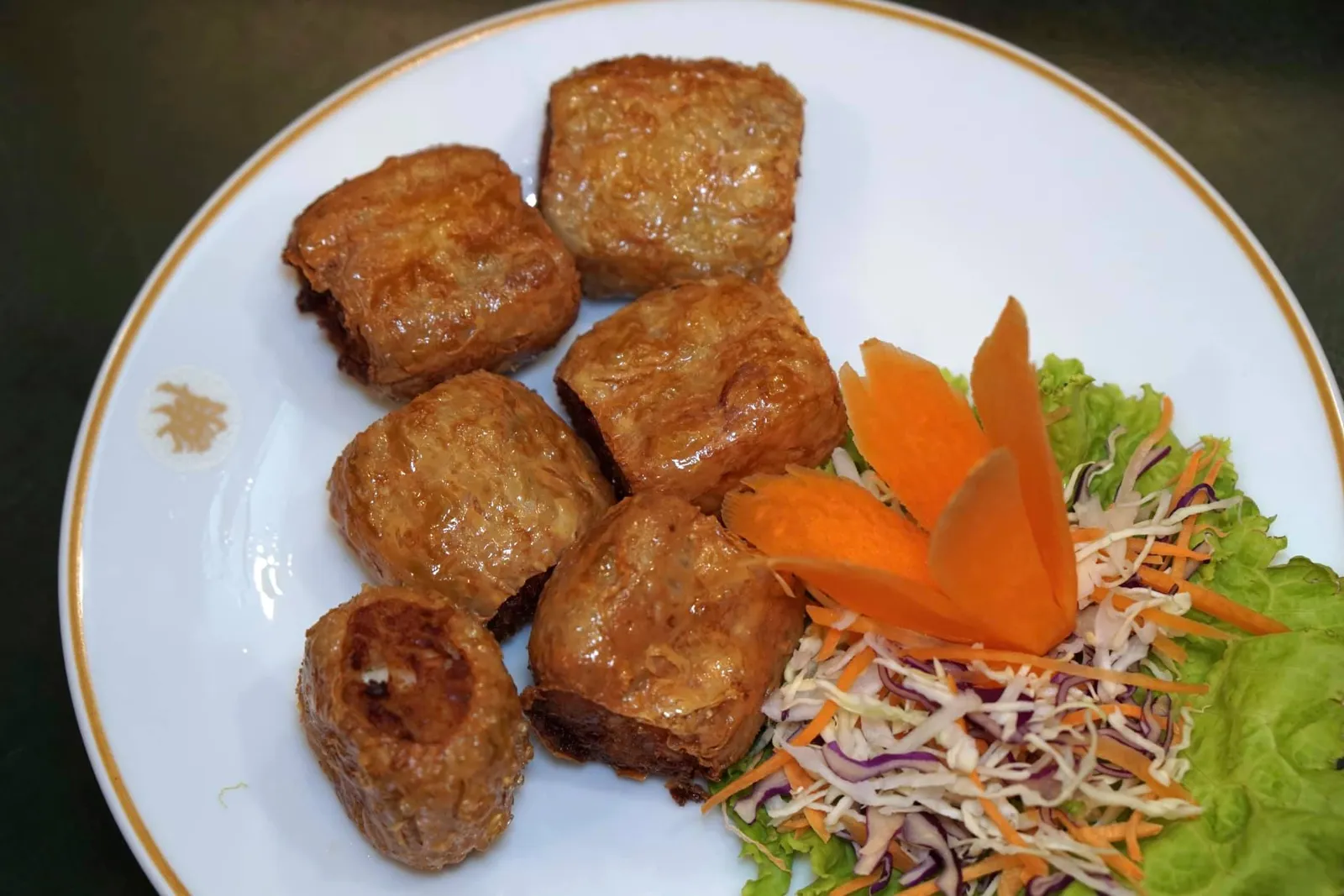 หอยจ้อทอด (120) Deep fried crab balls, Chinese style หอยจ้อที่นี่ทำออกมาโดยใช้สูตรดั้งเดิมที่สืบต่อกันมารุ่นสู่รุ่น เชฟบอกว่าทางร้านปั้นกันเองทุกลูกโดยใช้เนื้อปูก้อนปริมาณมากพอสมควรมาห่อด้วยฟองเต้าหู้แล้วมัดปิด จากนั้นนำไปนึ่ง ตามด้วยขั้นตอนการลงทอด ใช้ช้อนหั่นออกมาจะพบกับเนื้อปูร้อนๆ มีกลิ่นหอมชัดเจน ทานเปล่าๆหรือทานกับน้ำซอสสูตรเด็ดก็ดีงามไม่แพ้กัน (13/20)