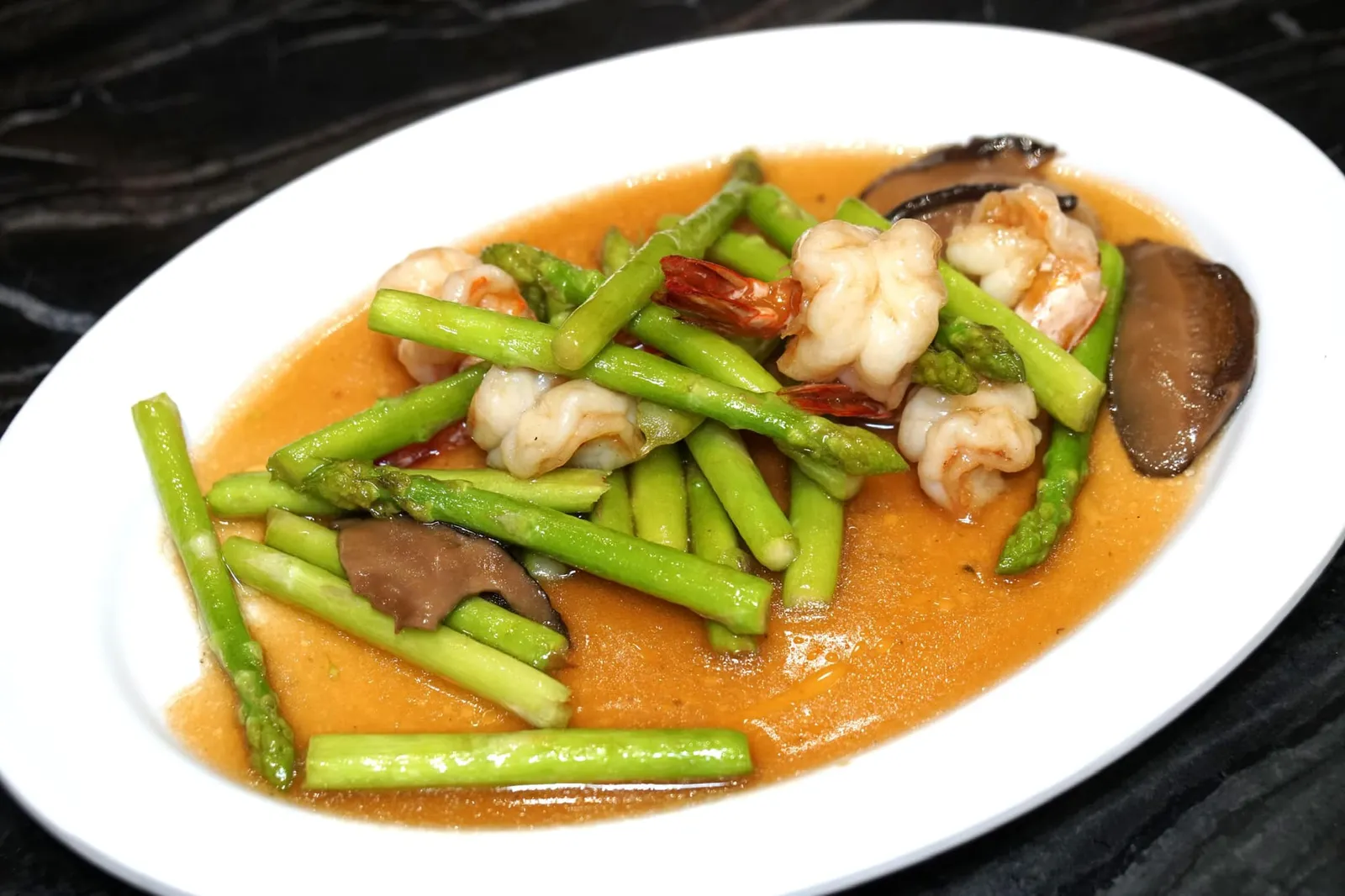 กุ้งผัดหน่อไม้ฝรั่ง (250+) Stir fried shrimps with asparagus นอกจากอาหารทะเลจานใหญ่แล้วยังมีเมนูอื่นๆที่น่าสนใจอีกมากเช่น กุ้งผัดหน่อไม้ฝรั่ง กุ้งสด เยื้อแน่น ทานกับหน่อไม้ฝรั่งกรอบสลับกับเห็ดหอมนุ่มๆ ดีงามสมราคา (12/20)