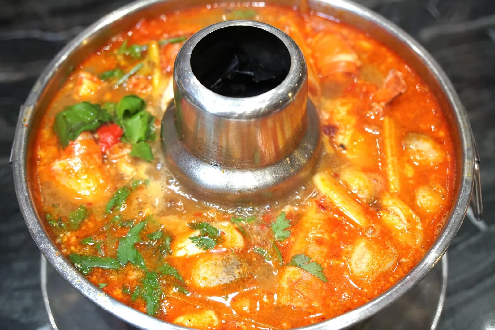 ต้มยำกุ้ง (320+) Spicy and sour soup with prawns (Tom Yum Goong) ต้มยำกุ้งที่นี่แม้จะสั่งขนาดเล็กแต่ทางร้านก็เสิร์ฟมาเป็นหม้อไฟขนาดใหญ่ รสชาติเปรี้ยวนำ มีกลิ่นหอมจากมันกุ้ง รสชาติไม่จัดจ้านมากนัก (12/20)