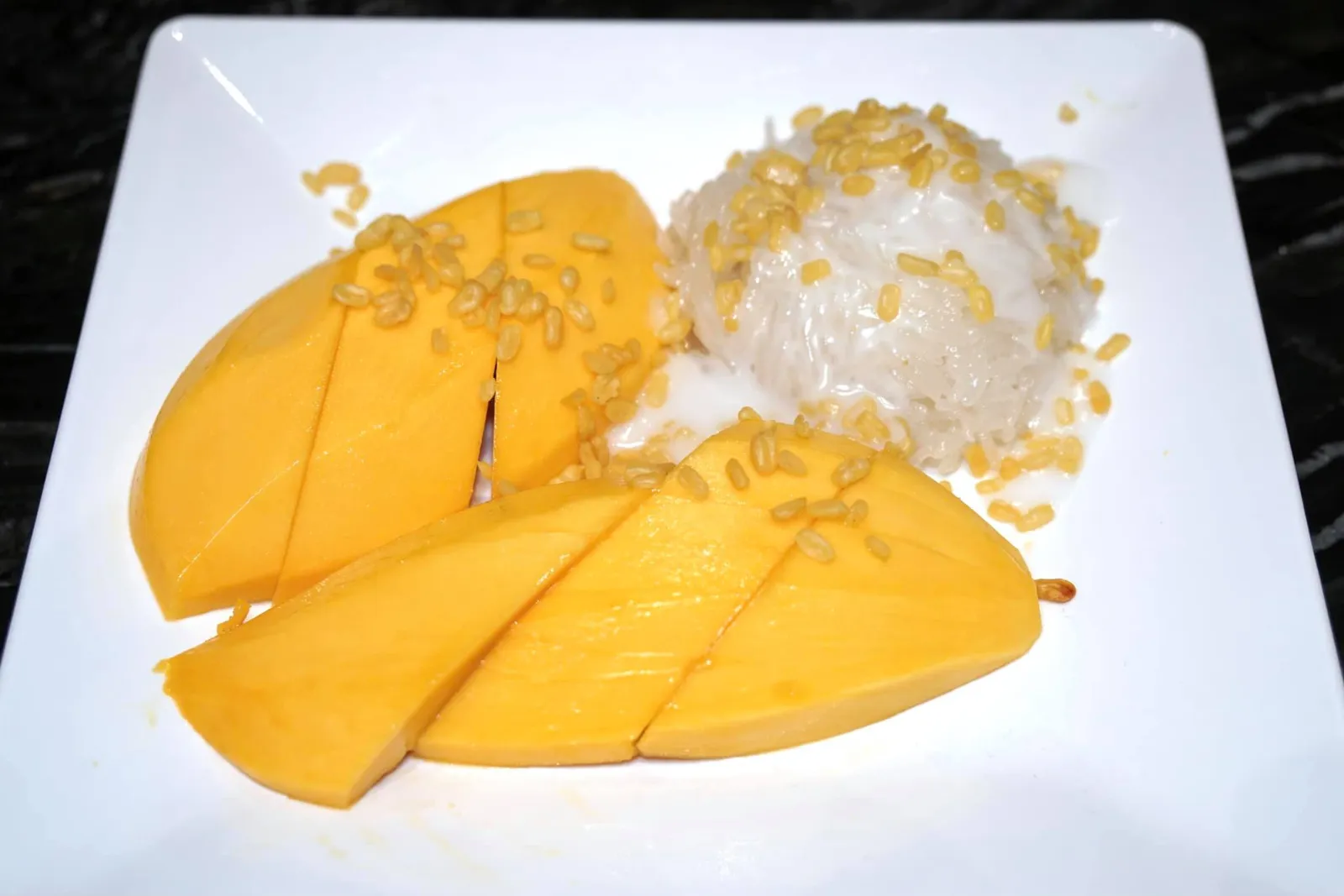 ข้าวเหนียวมะม่วง (220+) Mango - sticky rice ปิดท้ายมื้ออาหารด้วยข้าวเหนียวมะม่วง ตัวข้าวเหนียวคุณภาพมาตรฐาน แต่มะม่วงที่คัดมาวันนี้รสชาติหวานดีมาก อย่าลืมโรยถั่วและราดน้ำกะทิสักนิดก่อนทาน (12/20)