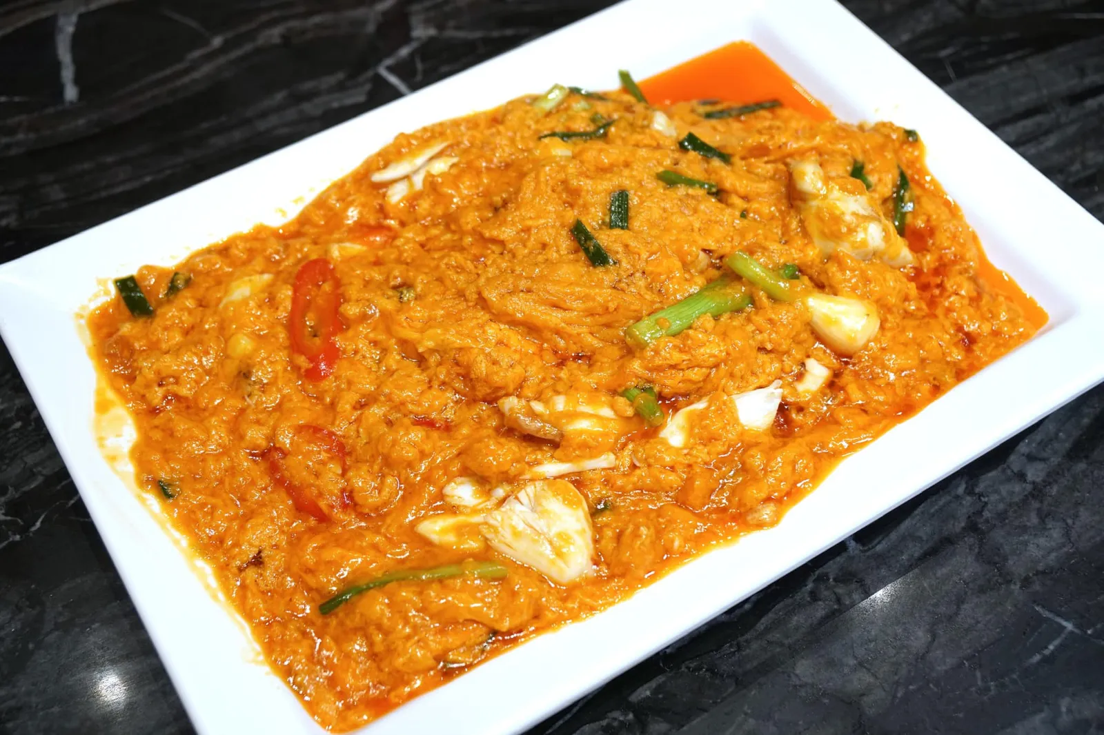 ปูผัดผงกะหรี่ (420+) Fried curry crab สุดยอดเมนูเด็ดประจำร้านต้องยกให้กับ ปูผัดผงกะหรี่ ทางร้านใช้เนื้อปู (หรือปูทะเลทั้งตัวตามสั่ง) นำลงผัดกับไข่ ต้นหอม พริกซอย และผงกะหรี่จนได้ออกมาเป็นเมนู Fried Curry Crab ที่ดีที่สุดในทวีปเอเชียจากการจัดอันดับของสื่อหลายแห่ง เนื้อปูสด หวาน หอมกลิ่นไข่เข้ากันดีกับผงกะหรี่ที่กลิ่นและรสชาติไม่แรงจนเกินไปจนกลบเนื้อปูเหมือนที่เห็นตามร้านทั่วไป ใครที่ไม่เคยชิมบอกเลยว่าต้องมาลองให้ได้สักครั้ง (14/20)