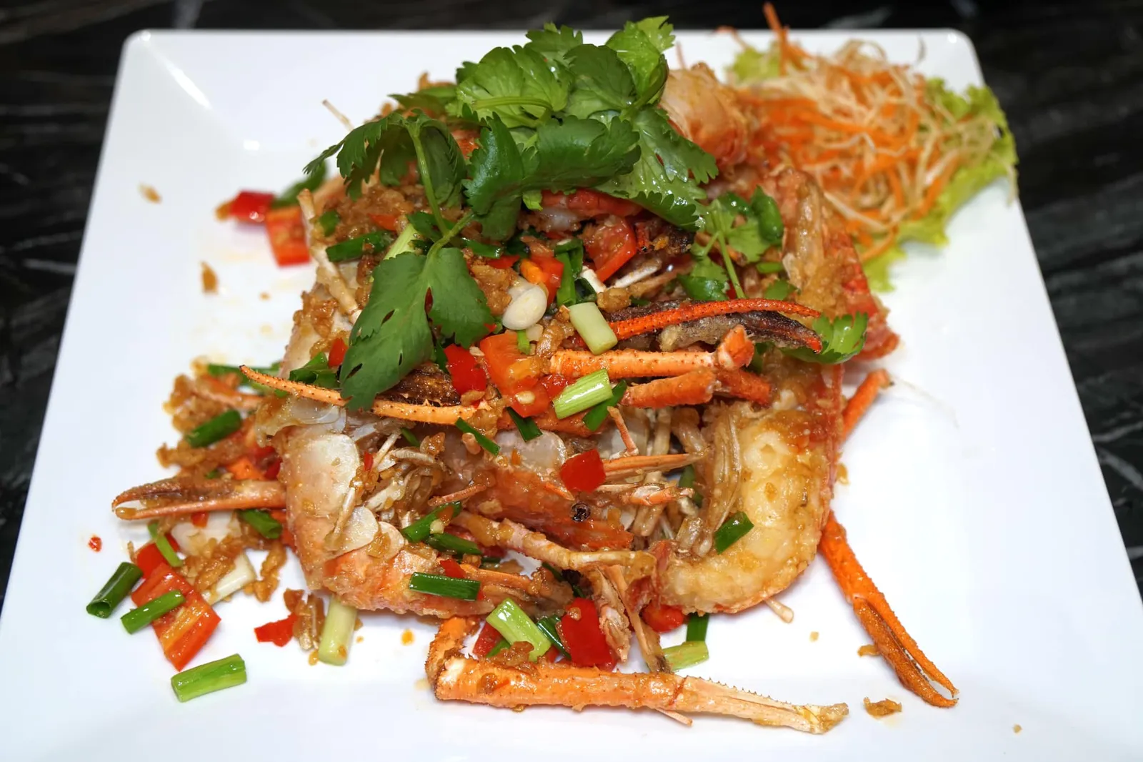 กุ้งก้ามกรามผัดเกลือ (500+) Stir fried fresh water prawns with garlic and chilli กุ้งก้ามกรามวันนี้ผัดออกมาสุกมากเกินไปนิดสังเกตได้จากเนื้อกุ้งที่ค่อนข้างแห้งติดกับเปลือก รสชาติของพริกเกลือออกไม่เด่นชัดมากนัก (11/20)
