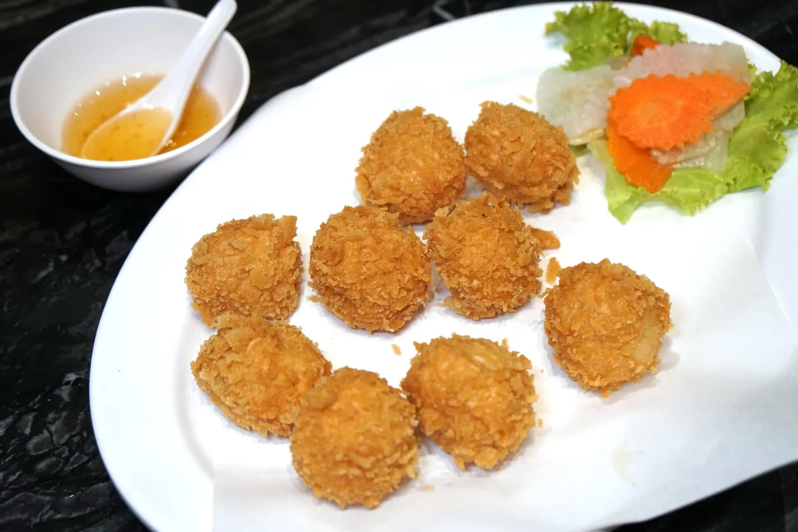 ทอดมันกุ้ง (180+) Deep fried minced prawn ball เมนูอาหารว่างจานเด็ดต้องยกให้ทอดมันกุ้งที่มีอัตราส่วนของกุ้งและหมูที่พอเหมาะ มีความนุ่มและเด้งบาลานซ์กันค่อนข้างดี ทั้งยังทอดมากรอบ ไม่อมน้ำมัน ทานกับน้ำจิ้มบ๊วยเพลินๆไม่นานก็หมด (12/20)