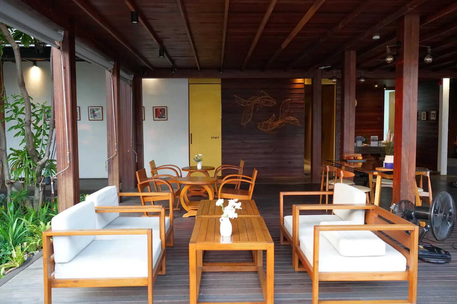 ส่วนคำว่าชานในชื่อโรงแรมนั้นได้มาจากคำว่าชานบ้านซึ่งเป็นส่วนที่เชื่อมความสัมพันธ์ของคนในครอบครัวซึ่งหากใครมีโอกาสมาเข้าพักที่นี่จะพบว่าห้องพักแต่ละห้องจะเชื่อมต่อกันด้วยชานไม้นั่นเอง