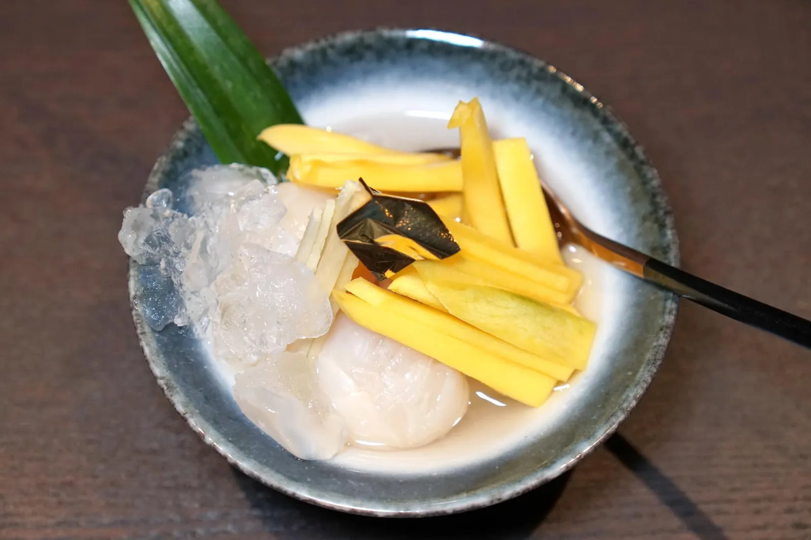 ส้มฉุน ปิดท้ายด้วยของหวานไทยโบราณอย่างส้มฉุน เป็นผลไม้ต่าง ๆ ทั้งขนุน มะม่วงเปรี้ยว ขิง ลิ้นจี่ เสิร์ฟมากับน้ำแข็งไส มีส้มซ่าใส่มาด้วยช่วยเรียกความสดชื่นได้ดี (11/20)