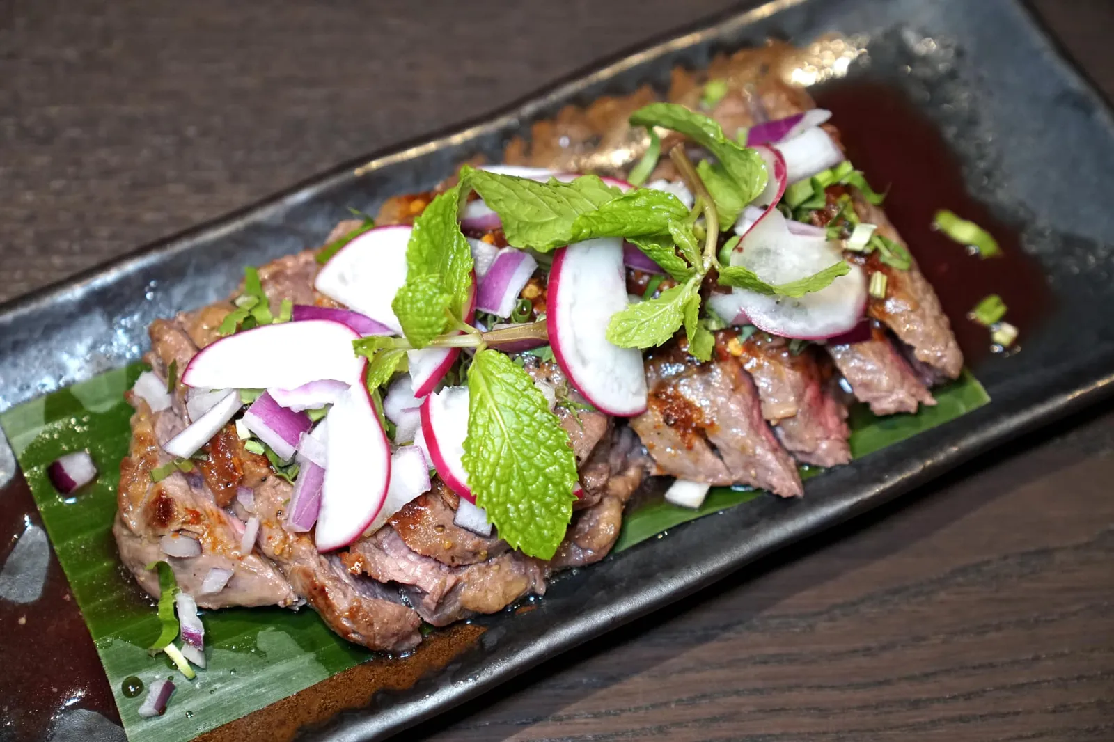 เนื้อย่างจิ้มแจ่ว จานนี้ทางร้านเลือกใช้เนื้อวัวออสเตรเลียย่างเสิร์ฟมาที่ความสุกระดับมีเดียมแรร์ ราดด้วยซอสน้ำจิ้มแจ่วมีกลิ่นหอมสมุนไพรต่าง ๆ เด่นชัดแต่รสชาติยังไม่จัดจ้านสักเท่าไหร่ (12/20)