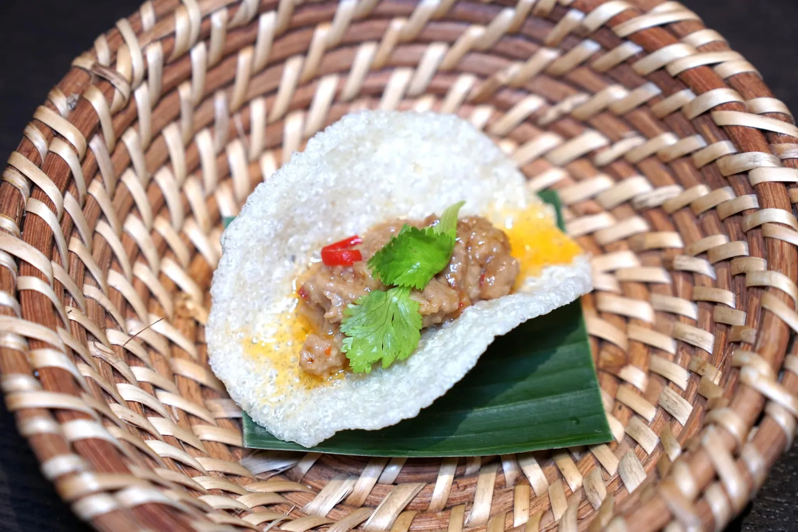 ข้าวตังหน้าตั้ง อีกอย่างที่เสิร์ฟมาคู่กันคือข้าวตังหน้าตั้ง อาหารว่างมีลักษณะคล้ายแผ่นข้าวกรอบทอปด้านบนด้วยเครื่องข้าวตังส่งกลิ่นหอมน่าทาน รสชาติออกหวานนำนิด ๆ (12/20)