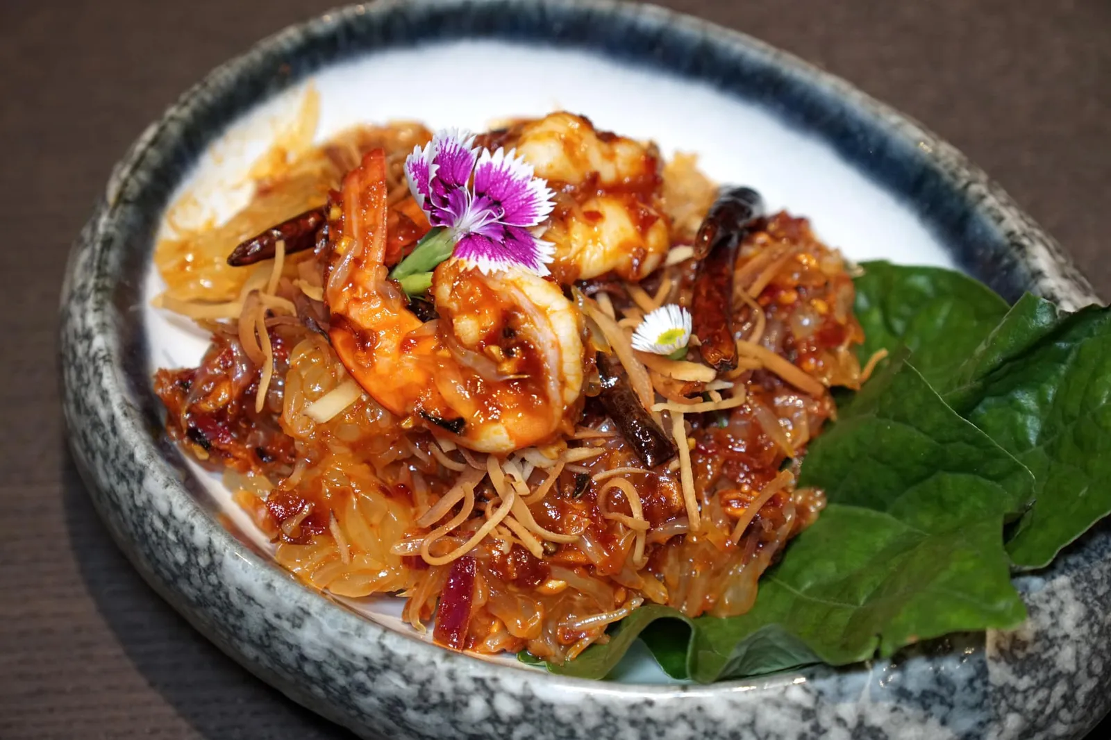 ยำส้มโอ ยำส้มโอที่นี่คัดมาดี มีความฉ่ำน้ำ รสชาติออกหวาน ทางร้านใส่น้ำพริกเผามาด้วยช่วยให้มีความมันและความเผ็ดมาตัดกับรสหวานสดชื่นของส้มโอ มีมะพร้าวคั่วเพิ่มมิติทางเนื้อสัมผัส ทานกับกุ้งสดที่ใส่มาด้วยกัน (12/20)