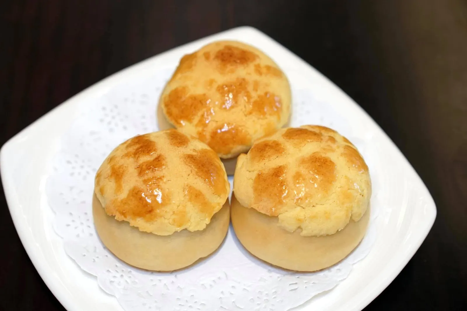 ซาลาเปาอบไส้หมูแดง (ป๊อหล่อเปา) (130++) Baked barbecued pork bun ป๊อหล่อเปาหรือซาลาเปาอบไส้หมูแดง เมนูที่ทุกคนน่าจะคุ้นเคยจากร้าน Tim Ho Wan สำหรับร้าน Wah Lok ทำแป้งออกมานิ่มกว่า (ตรงนี้แล้วแต่คนชอบ) เพียงเคี้ยวไม่กี่ทีแป้งก็ละลายหายไปในปาก รสชาติไส้หมูแดงค่อนข้างหวานพอเหมาะ ที่สำคัญชิ้นไม่ใหญ่มากทำให้สามารถทานเมนูอื่น ๆ ต่อโดยไม่แน่นจนเกินไป (13/20)