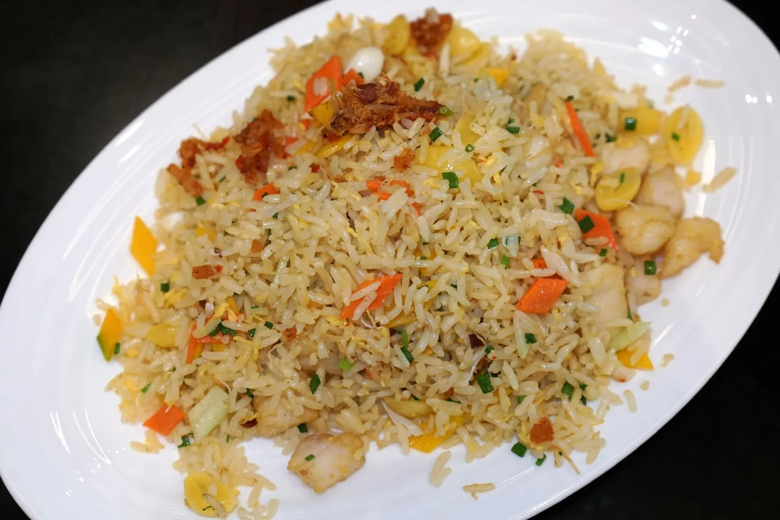 ข้าวผัดวาล็อค (380++) Fried rice with diced garoupa, crab meat, dried scallops and gingko nuts in X.O. chili sauce เมนูข้าวผัดสูตรพิเศษที่เขฟใส่อวค์ประกอบลงไปหลายอย่าง มีทั้งเนื้อปลาเก๋า เนื้อปู กังป๋วย และเมล็ดแปะก๊วย ข้าวผัดร่วนดีงามตามมาตรฐาน เมล็ดแปะก๊วยเอาไส้ออกอย่างดีจึงไม่มีรสขมติดมา ผักและโปรตีนทุกอย่างสุกพอดีแสดงให้เห็นถึงความใส่ใจขณะผัดข้าว (13/20)