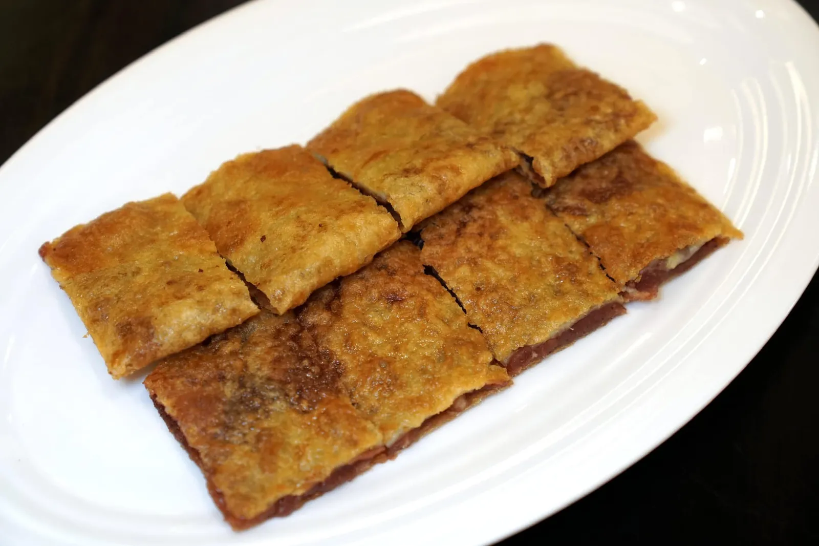 พุทราจีนทอด (200++) Crispy pancake stuffed with red date paste วอแป๋งหรือพุทราจีนทอดของที่นี่ทำออกมาโดดเด่นกว่าร้านอื่น ๆ ในกรุงเทพ แป้งด้านนอกไม่อมน้ำมัน ทั้งยังไม่กรอบและไม่นุ่มจนเกินไป ไส้ด้านในทำมาจากพุทราจีนเนื้อเนียนละมุนแต่ไม่มีกลิ่นเฉพาะตัวมารบกวน (พุทราจีนหากกวนไม่ดีจะมีกลิ่นเฉพาะตัวค่อนช้างชัด) ถือว่าคุ้มค่ากับราคาที่ตั้งไว้เลยทีเดียว (13/20)