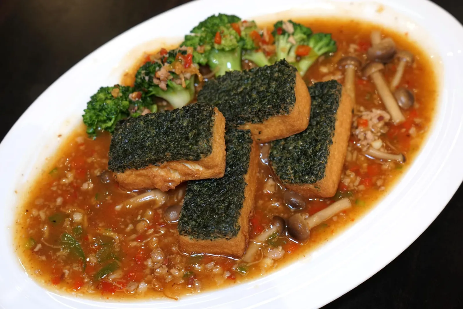 เต้าหู้วาล็อคซอสเอ็กซ์โอ (360++) Deep-fried homemade bean curd and spinach in X.O. sauce จานนี้เป็น Signature Dish ของเชฟ Lam Kok Weng ที่เคยรังสรรค์เอาไว้ตั้งแต่ทำงานในห้องอาหารจีนชั้นนำในกรุงเทพ เต้าหู้ทอดจนผิวมีเลเยอร์กรอบด้านนอกแต่ด้านในนุ่มละมุน ชั้นบนเป็นผักโขมเนื้อละเอียดช่วยเพิ่มมิติทางรสชาติ ซอสที่ราดอยู่เป็นซอส X.O. สูตรลับที่เชฟบาลานซ์ความเปรี้ยวหวานเค็มเผ็ดออกมาได้ดีมาก ๆ (13/20)