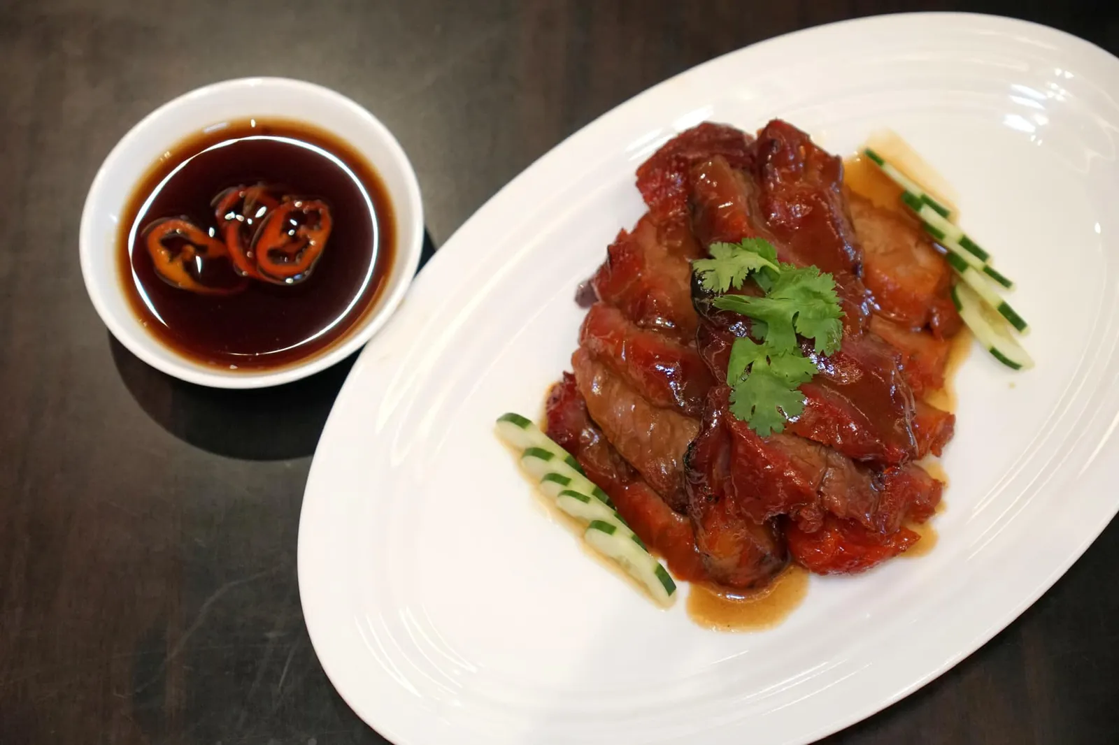 หมูแดงอบน้ำผึ้ง (340++) Barbecued roast pork หมูแดงย่างมาใช้ได้เลย แม้จะใช้เนื้อหมูไทยแต่เชฟทำออกมาได้ค่อนข้างนุ่ม ซอสน้ำผึ้งรสชาติเข้มข้น หวานพอดีไม่บาดคอ ทานเล่นเพลิน ๆ ไม่นานก็หมด (12/20)