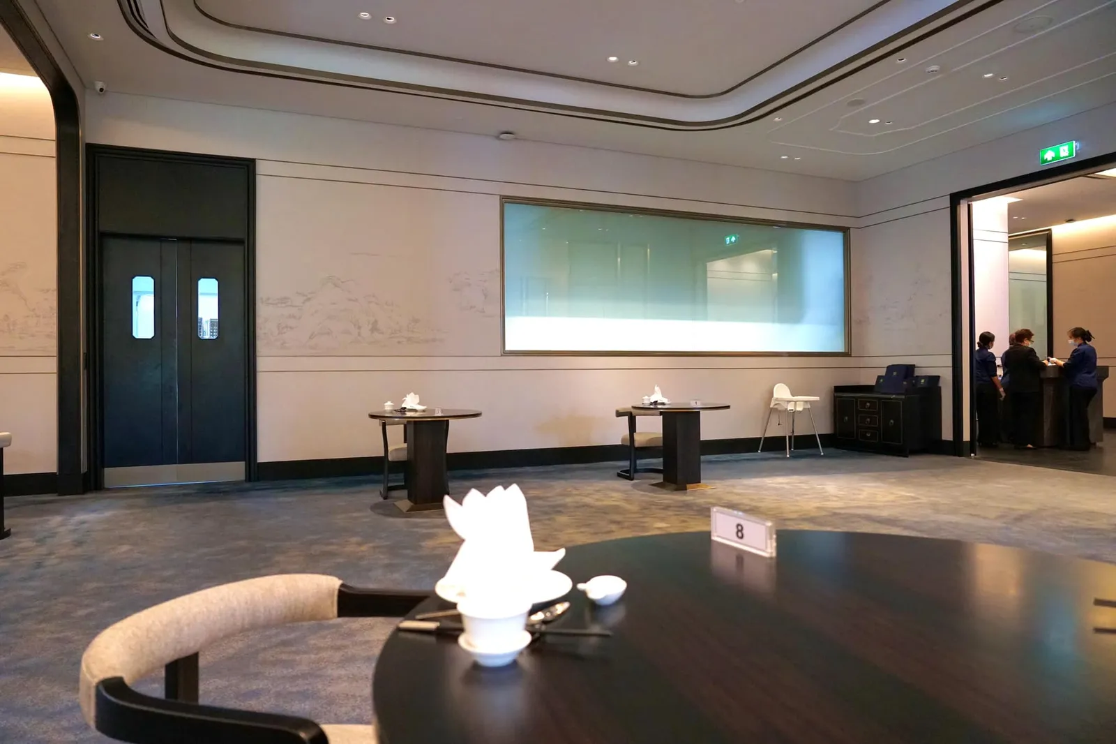 Wah Lok เป็นห้องอาหารจีนกวางตุ้งระดับตำนานที่มีสาขาต้นตำรับอยู่ที่ Carlton Hotel Singapore ในประเทศสิงคโปร์โดยเปิดทำการมาตั้งแต่ปี ค.ศ. 1988 การันตีด้วยรางวัลระดับประเทศมากมายทั้ง Singapore Tatler, Top Restaurant by Wine & Dine และ 🍽 Michelin Plate