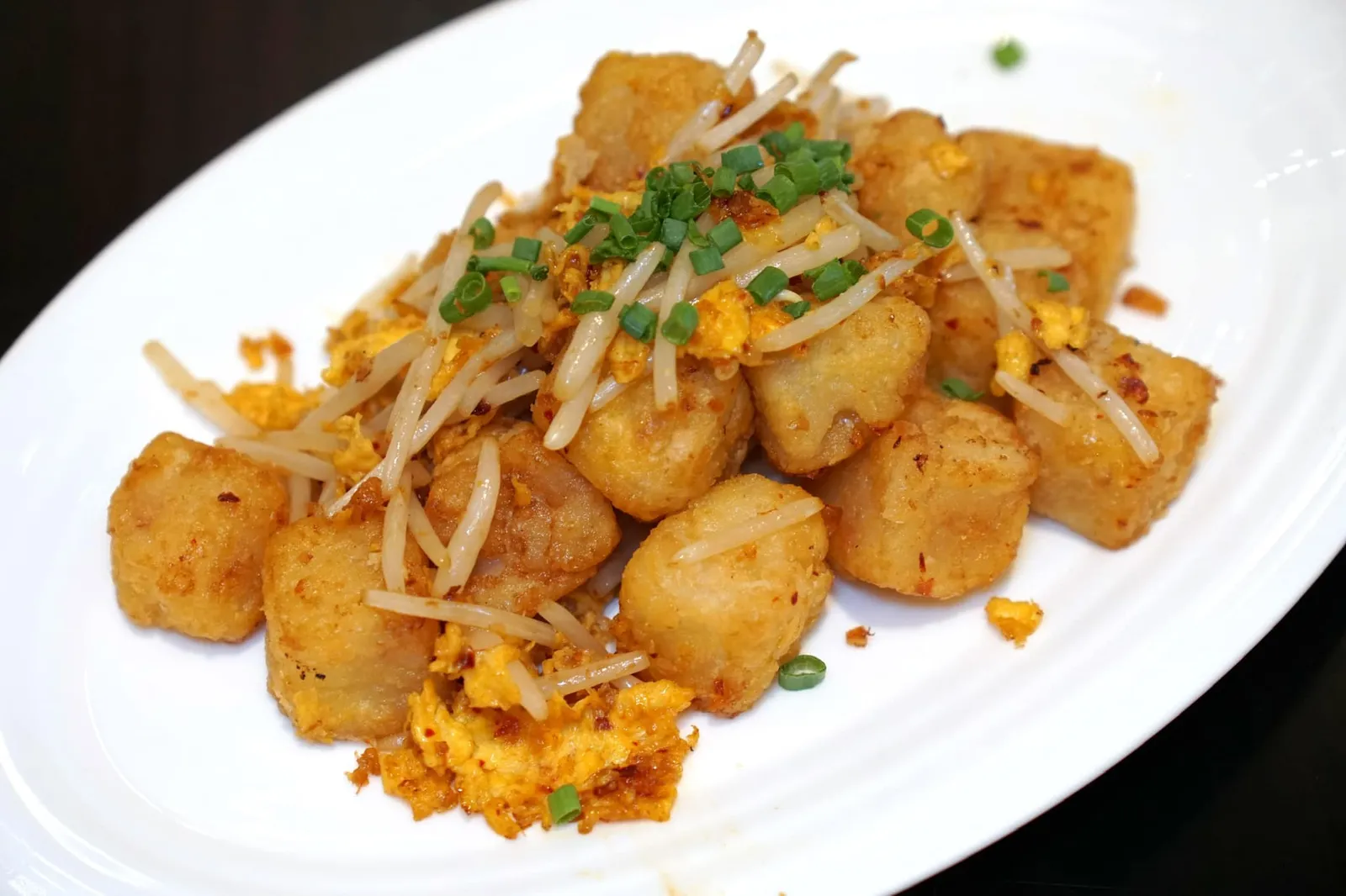 ขนมผักกาดผัดซอสเอ็กซ์โอ (240++) Sautéed radish cake with X.O. sauce จานเดียวที่เรารู้สึกผิดหวังในวันนี้คือขนมผักกาด แม้เนื้อสัมผัสจะทำออกมาใช้ได้แต่ซอส X.O. ค่อนข้างน้อยและยังไม่ถึงรส ทั้งยังไม่สามารถกลบความมันออกไปได้หมด ถั่วงอกด้านบนกรอบดี เชฟพิถีพิถันถึงขนาดตัดหัวถั่วงอกออกทำให้ทานง่ายขึ้น (11/20)