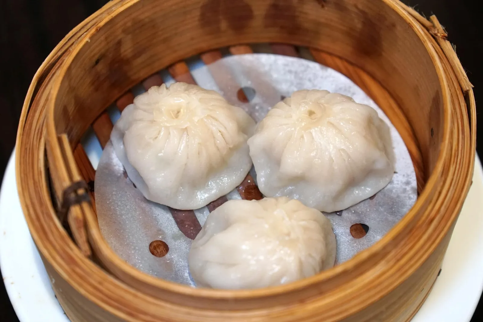 เสี่ยวหลงเปา (130++) Steamed 'Xiao Long Bao' pork with broth dumpling เสี่ยวหลงเปามีแป้งบางกำลังพอ น้ำซุปด้านในรสชาติกลมกล่อม น่าเสียดายที่ไส้หมูสุกเกินไปเล็กน้อยจนมีความกระด้างอยู่บ้าง เรียกว่าทานได้อร่อยแต่ตัวไส้ยังไม่ถึงกับละลายในปากอย่างที่เราคาดหวัง (12/20)