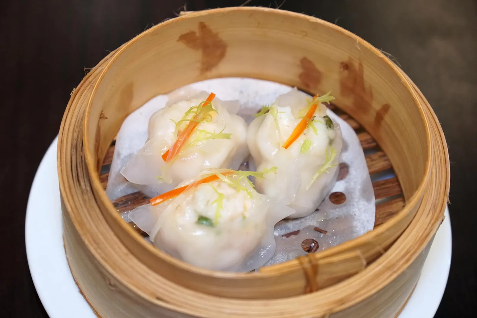 ฮะเก๋ากุ้งมังกรหอยเชลล์ (180++) Steamed lobster and scallop dumpling ฮะเก๋าเข่งนี้หน้าตาอาจจะแตกต่างจากฮะเก๋าทั่วไปตรงที่แป้งห่อด้านนอกเป็นแบบ Open ไม่ได้คลุมไส้ทั้งหมด ตัวแป้งทำออกมานุ่ม บางเท่ากัน ด้านในเป็นเนื้อกุ้งมังกรมีความเด้งและหอยเชลล์มีความนุ่มแตกต่างกันจนเกิดมิติทางเนื้อสัมผัสที่ดี (13/20)