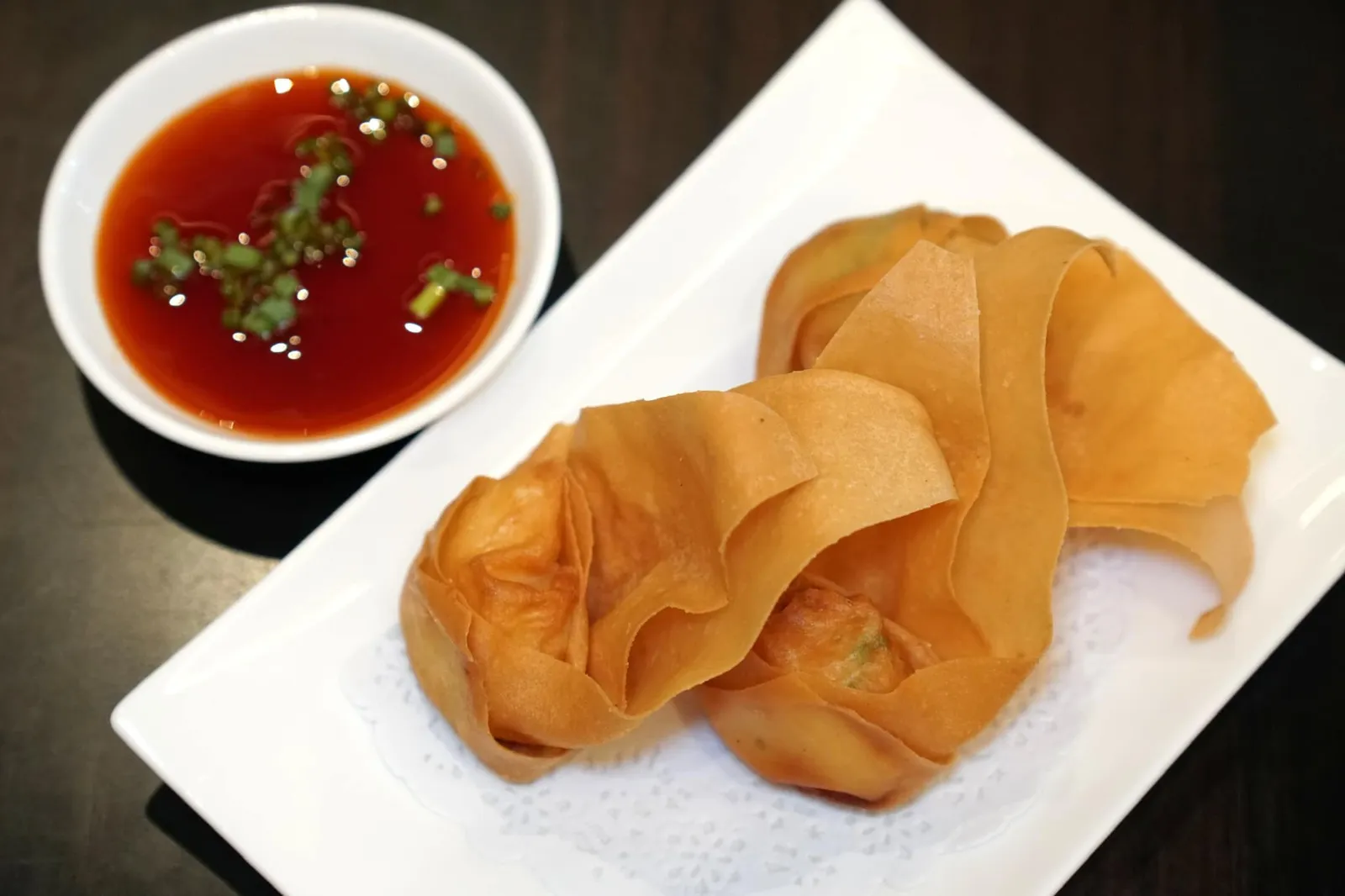 เกี๊ยวกุ้งทอด (140++) Deep-fried shrimp wonton เกี๊ยวกุ้งแป้งบาง กรอบ ไม่อมน้ำมัน ไส้ด้านในให้มาแบบไม่หวง มีรสหวานจากเนื้อกุ้ง แนะนำให้ทานกับน้ำจิ้มรสเค็มที่เสิร์ฟมาคู่กัน (12/20)