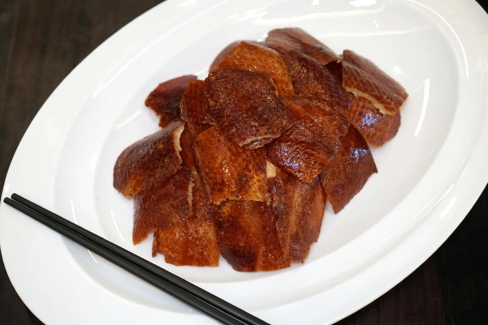 เป็ดปักกิ่ง (1,600++) Peking Duck เป็ดปักกิ่งเป็นอีกหนึ่งเมนูแนะนำของทางร้าน เชฟย่างเป็ดด้วยไฟแรงจนหนังมีกลิ่นหอม บาง กรอบ พนักงานแล่เป็ดสวยใช้ได้ เสิร์ฟมาบนข้าวเกรียบเพื่อซับความมันส่วนเกิน (14/20)